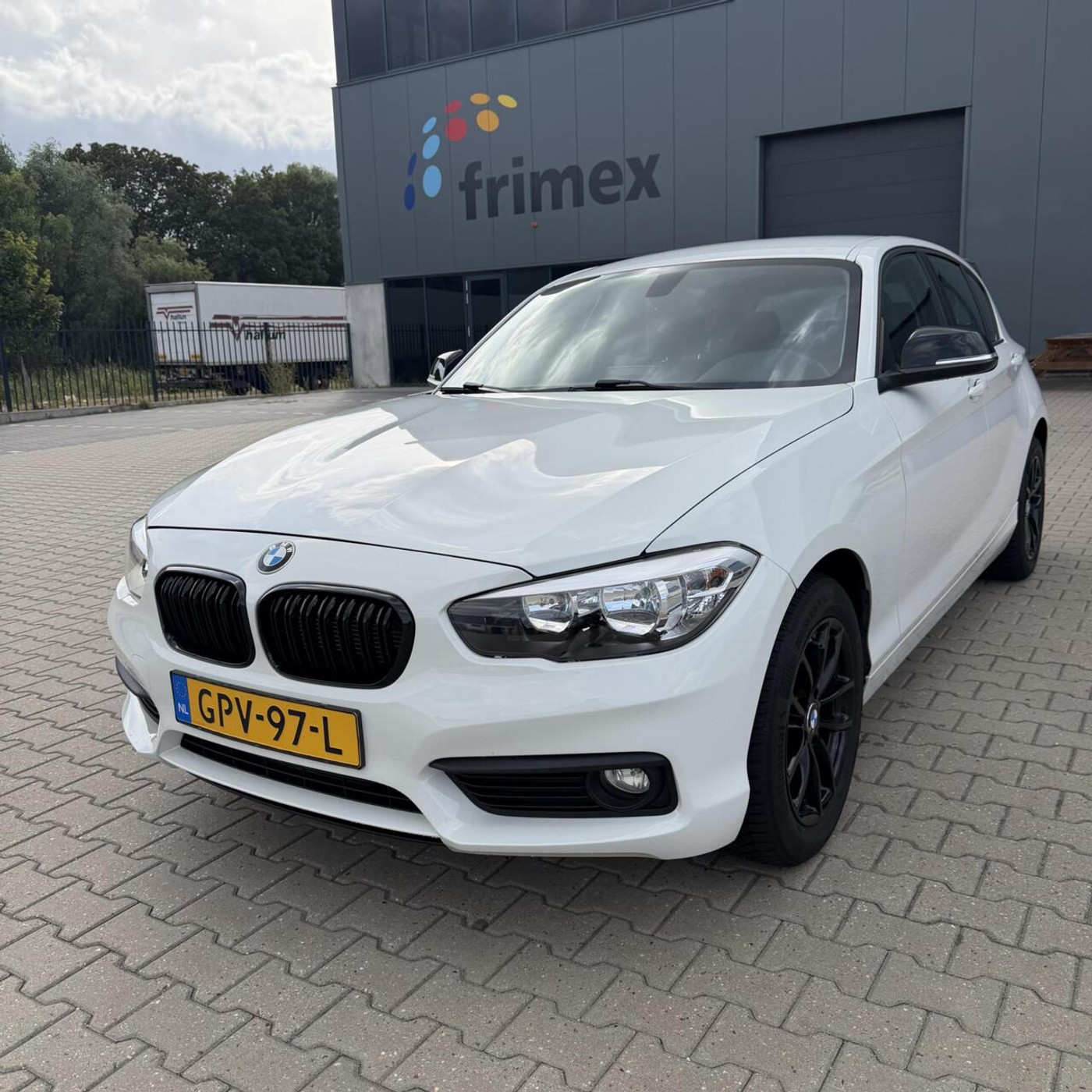 BMW 1 Series 116i Sport 2015 | NW KETTING & BANDEN ! 2015 - voorkant