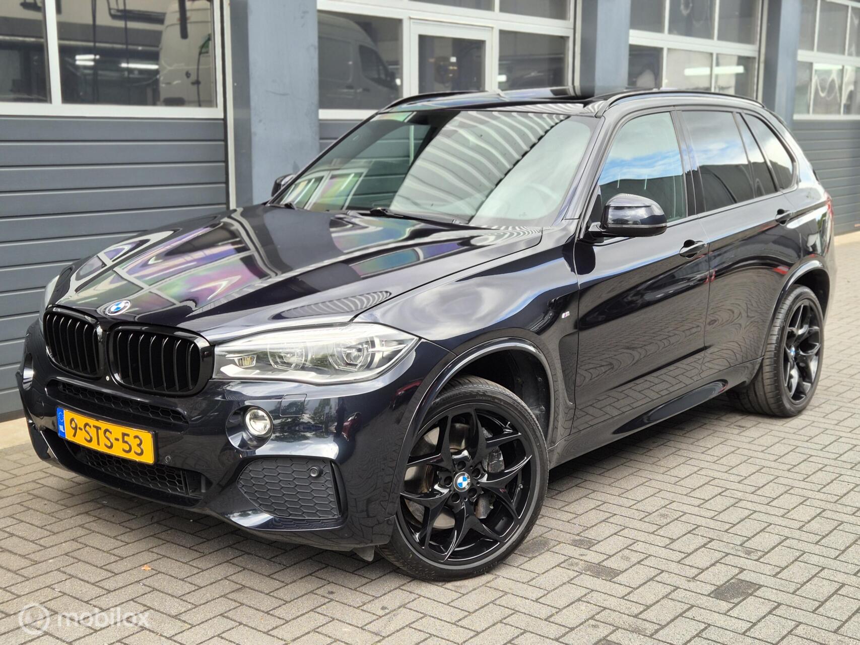 BMW X5 Xdrive50i xDrive50i V8 High Executive 7p. M-pakket | SOFTCLOSE | PANO | 360CAMERA | LEDER | MEMORY | HUD | 2013 - voorkant