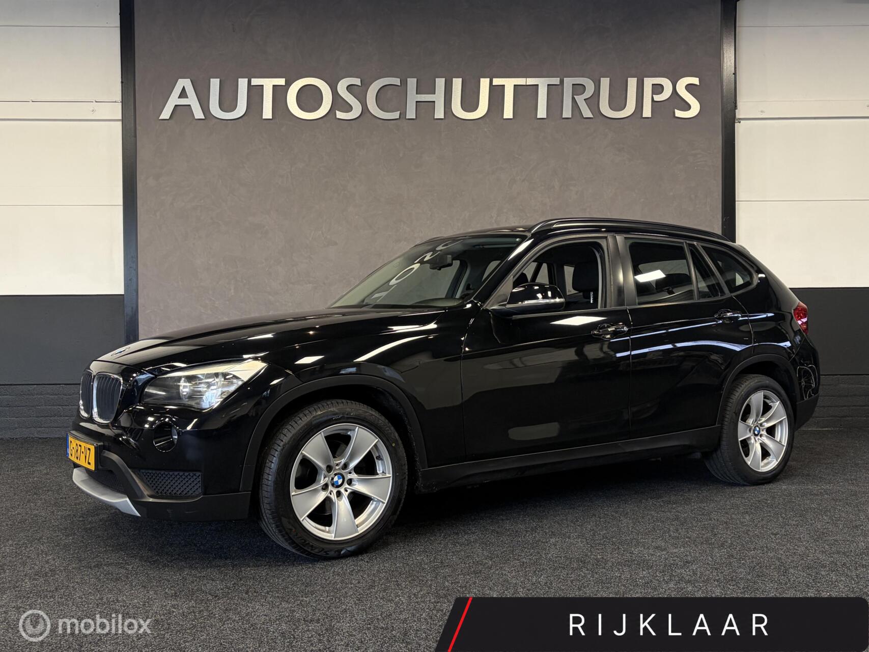 BMW X1 Sdrive18i sDrive18i AUTOMAAT / CLIMA / CRUISE / STOELVERW. / TR.HAAK / RIJKLAAR / NIEUWE APK 2013 - voorkant