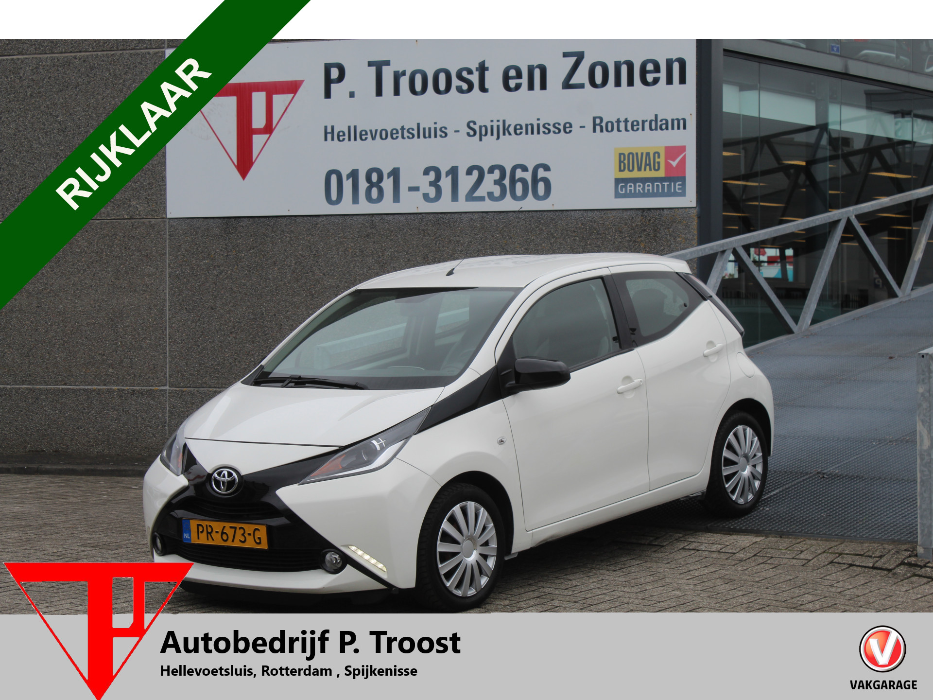 Toyota Aygo 1.0 VVT-i x-play Navigatie/Airco/Achteruitrijcamera/Toerenteller/Elektrische ramen/Elektrisch verstelbare spiegels. 2017 - voorkant