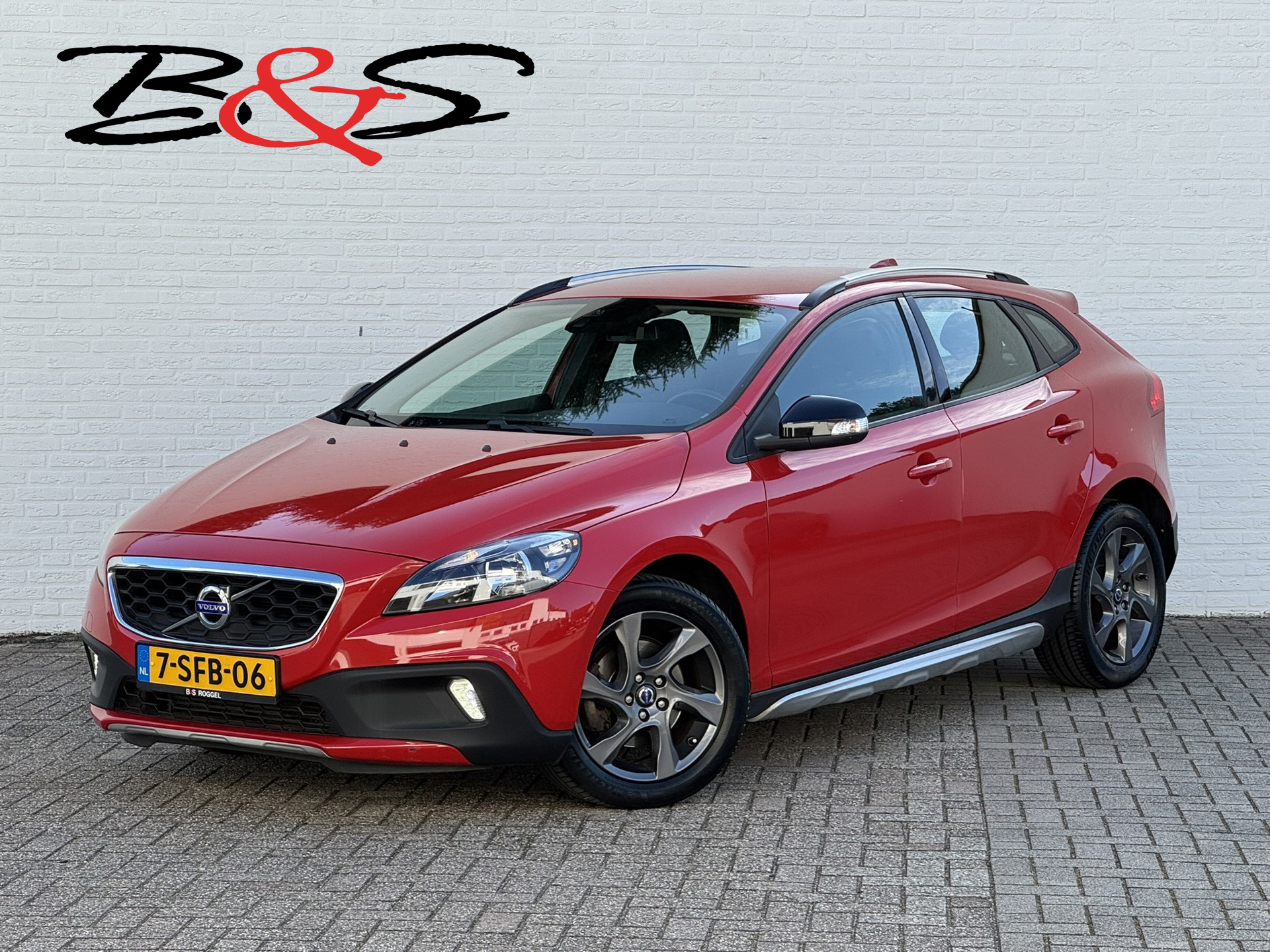 Volvo V40 Cross Country 1.6 T4 Kinetic Clima Navi 180PK City-Safe Lichtmetalen Velgen 2013 - voorkant