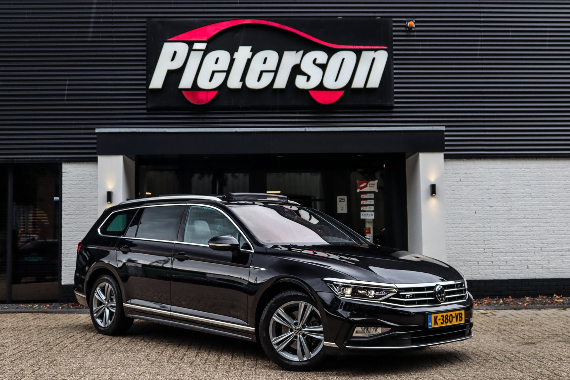 Volkswagen Passat 2.0 TSI R-Line Business + 2021 - voorkant