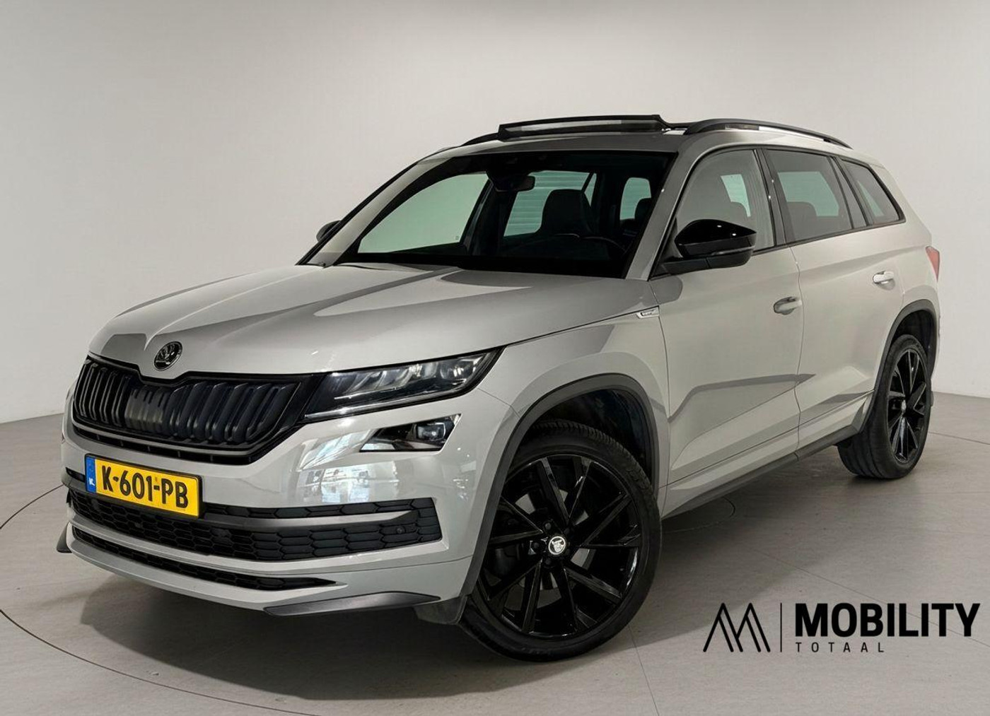 Skoda Kodiaq 1.5 TSI 150pk DSG Sportline|Panodak|Trekhaak|NL-Auto|20 inch|Canton|Camera|Memory|Carplay|ACC| 2021 - voorkant