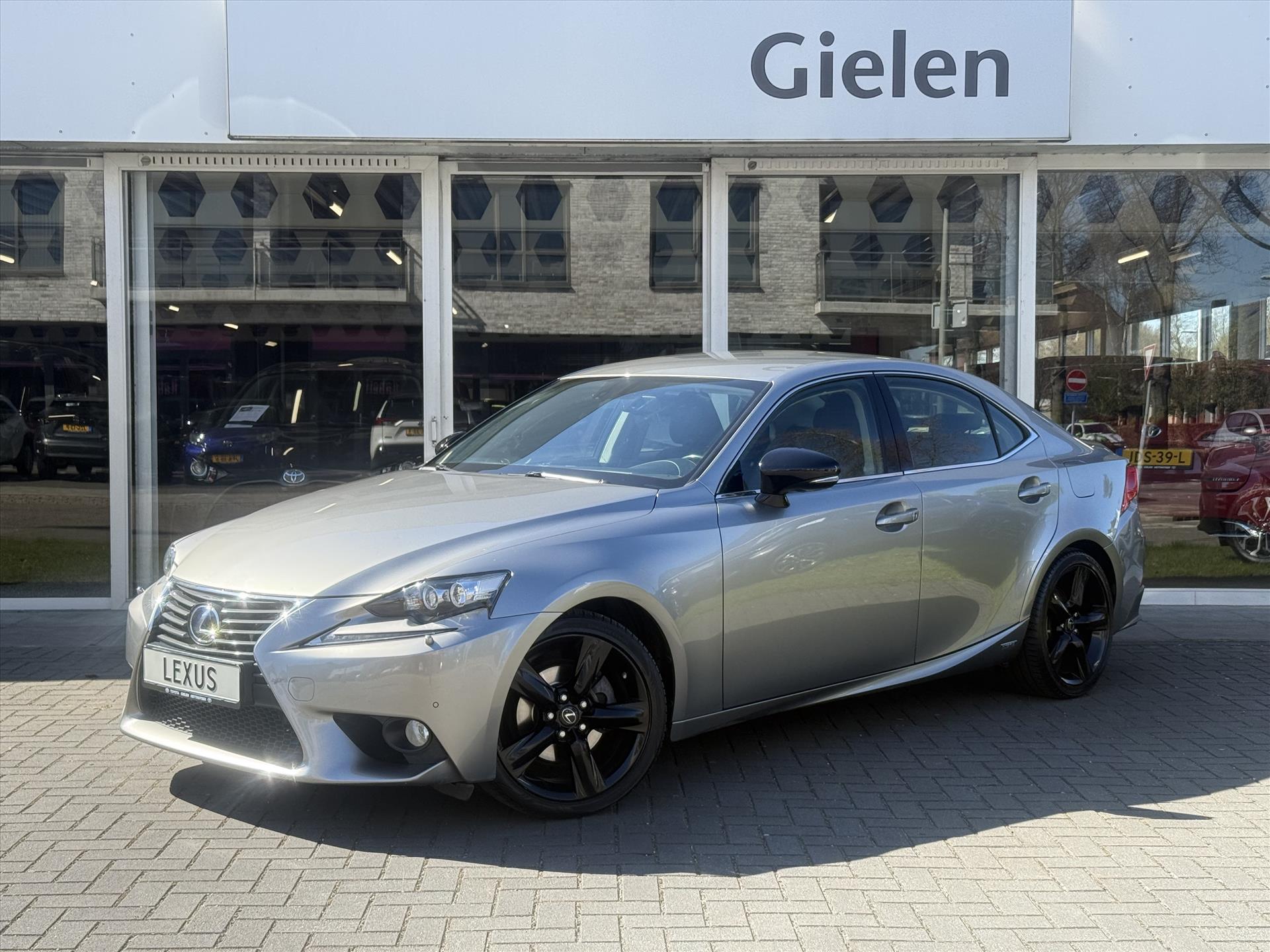 Lexus Lexus Is300h 300h Sport Edition | 18 inch, Parkeersensoren, Keyless, Startknop, Cruise control, ASC, Sonic Titanium 2015 - voorkant