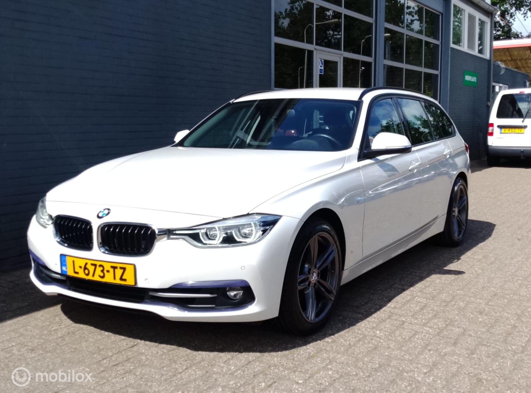 BMW 320i 320i Automaat SportLine 2016 - voorkant