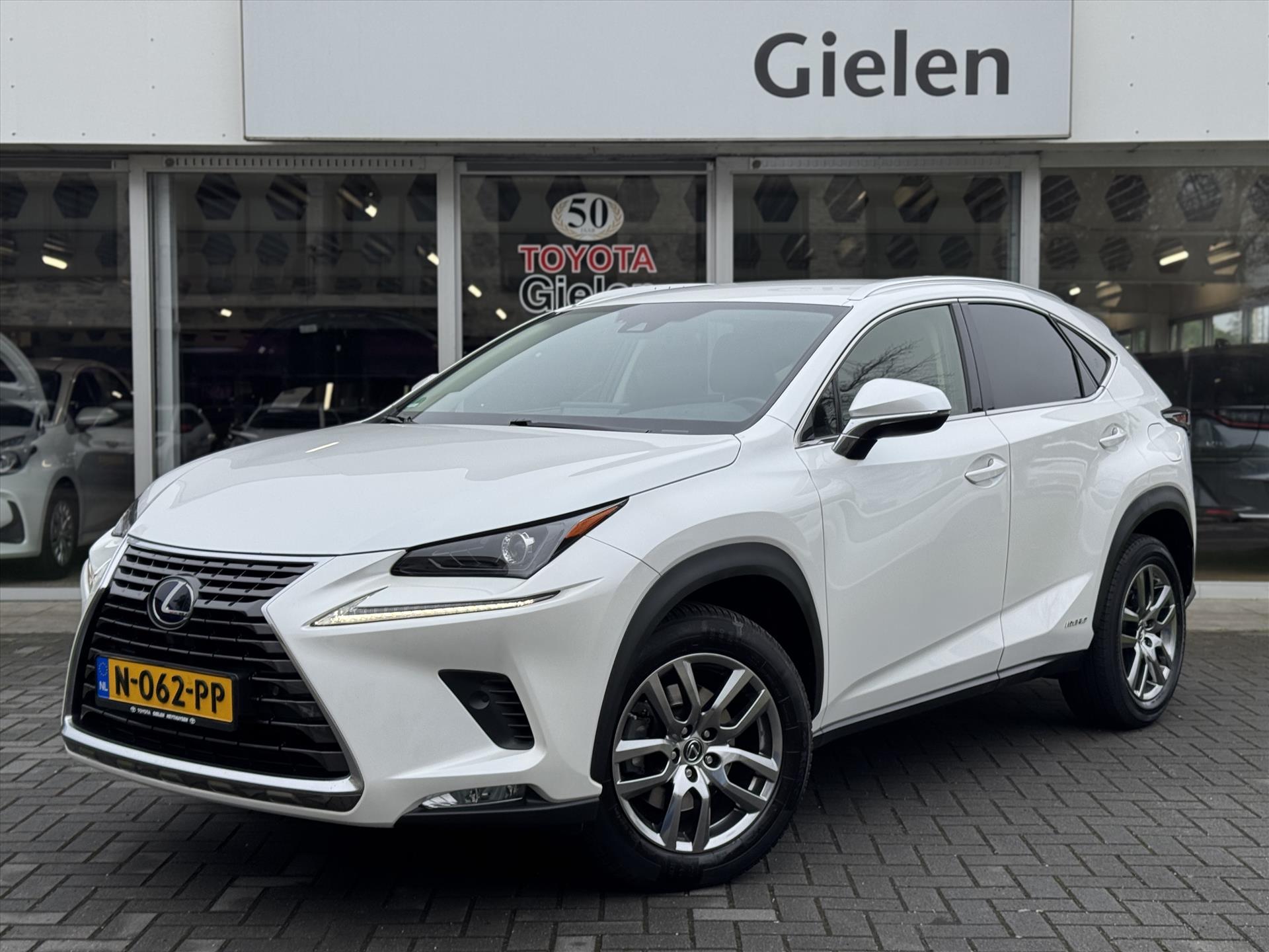 Lexus Lexus Nx300h 300h AWD Luxury Line | Groot Scherm, Adaptive cruise control, Leer, Stoelverwarming, Parkeersensoren, Elektrische achterklep, 18 inch 2020 - voorkant