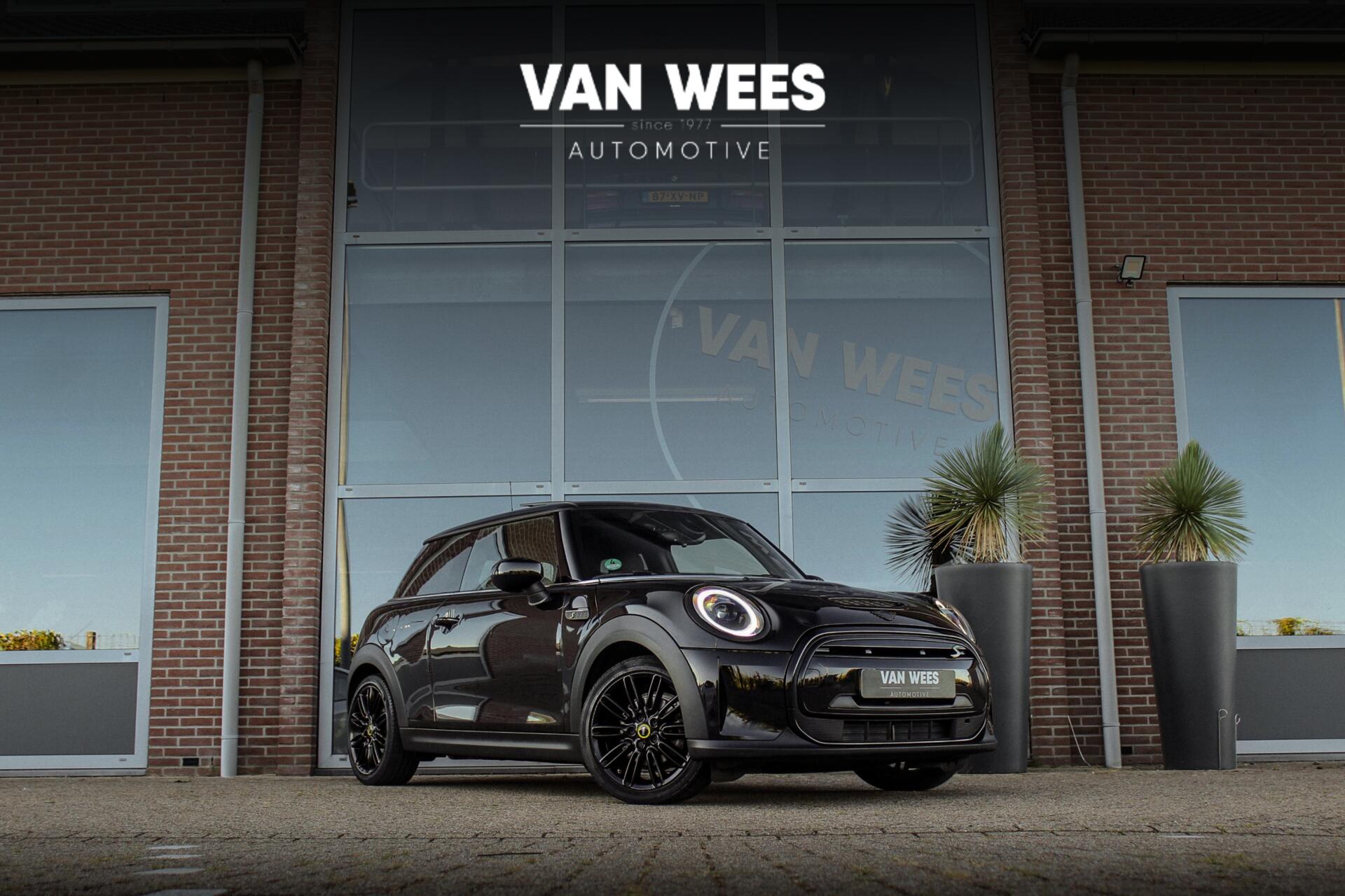 Mini Cooper Se MINI Yours 33 kWh | 1e eigenaar | NL auto | Driving Assistant | Apple Carplay | Panoramadak | Keyless entry | Sportstoelen | DAB | Warmtepomp | Camera | Cruise control 2022 - voorkant