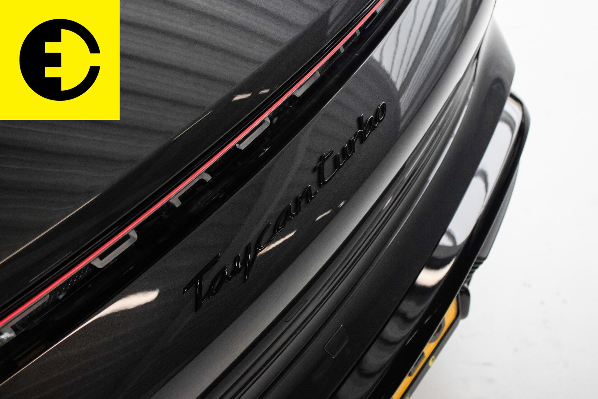 Foto van Porsche Taycan Turbo