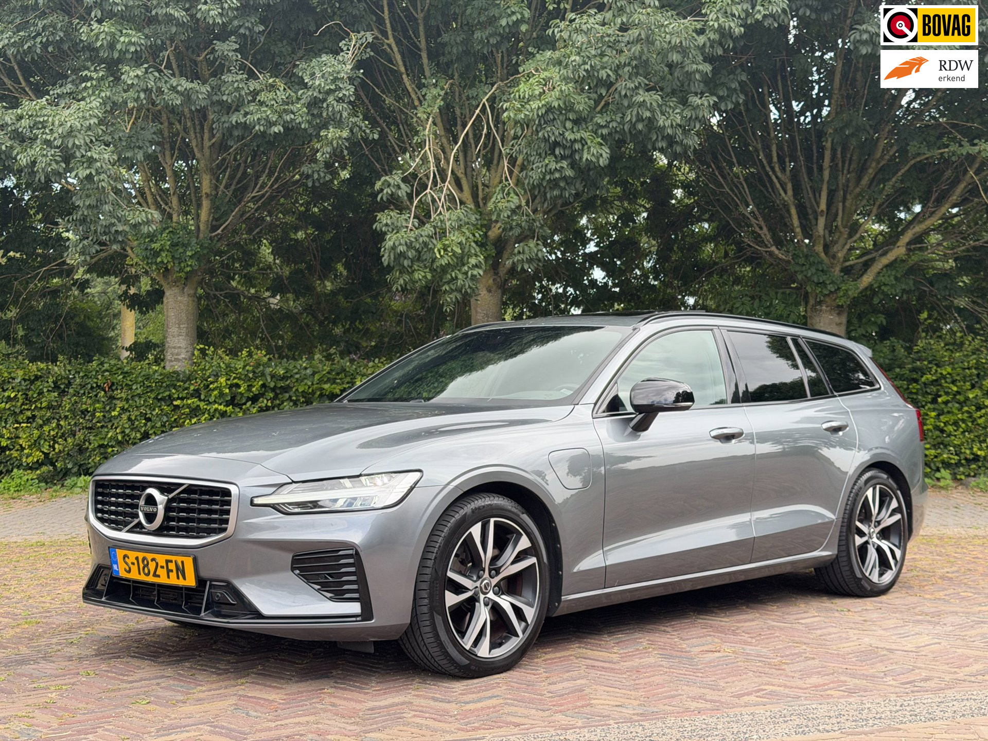 Volvo V60 T8 Twin Engine 2.0 T8 390PK AWD R-Design, Pano, Trekhaak, HUD, H&K, Camera 2020 - voorkant