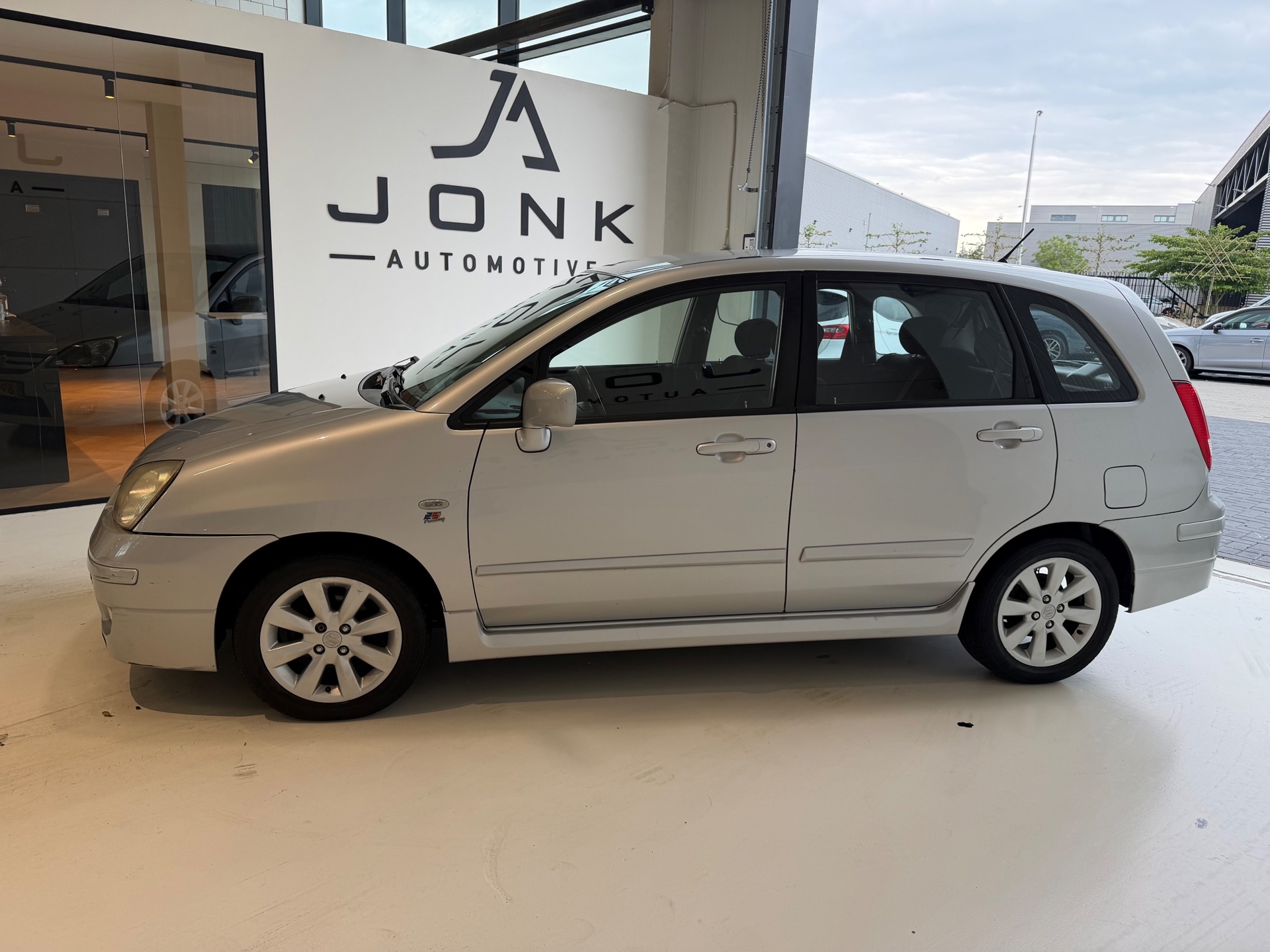 Foto van Suzuki Liana