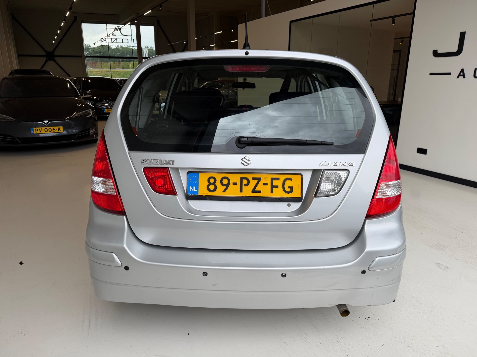 Foto van Suzuki Liana