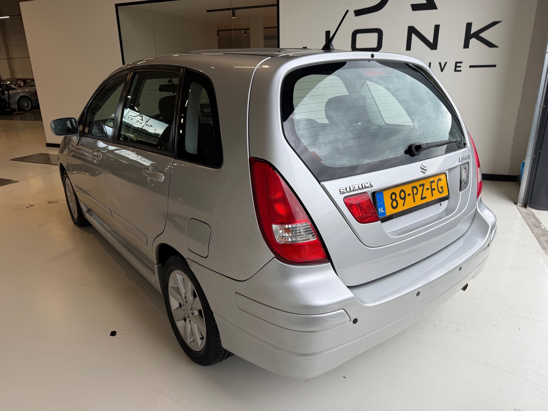 Foto van Suzuki Liana