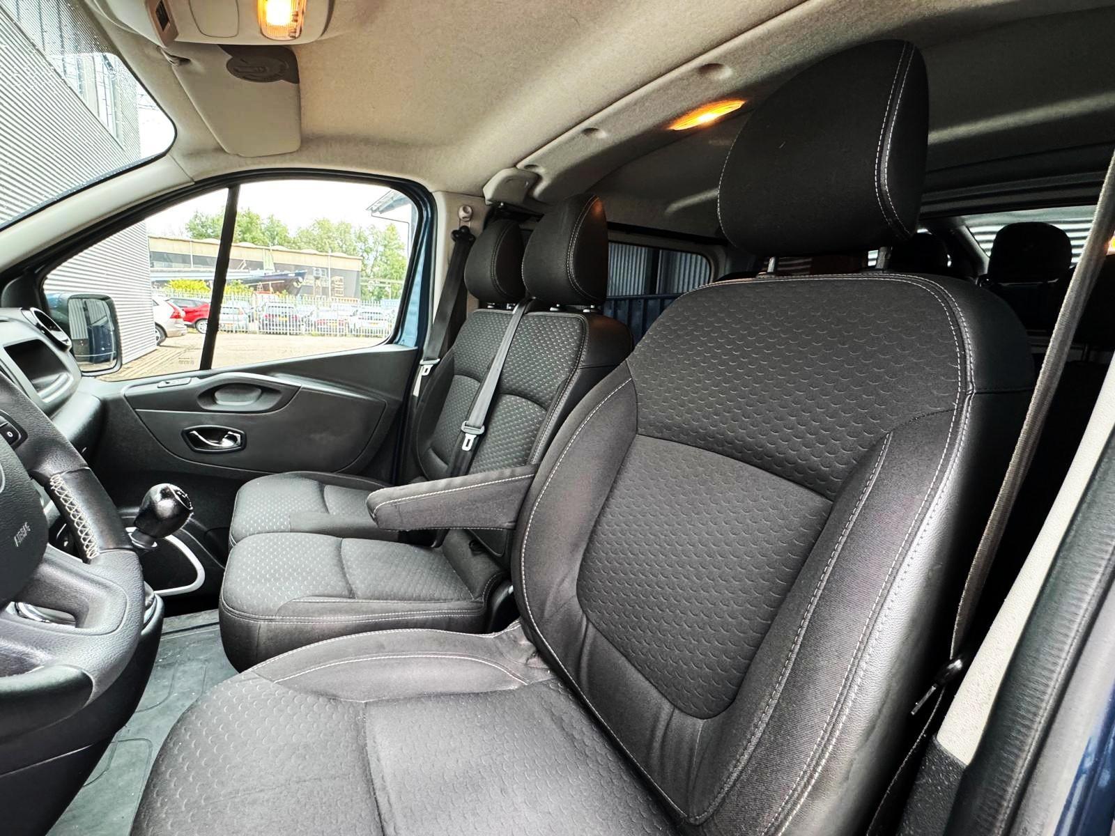 Foto van Opel Vivaro-b