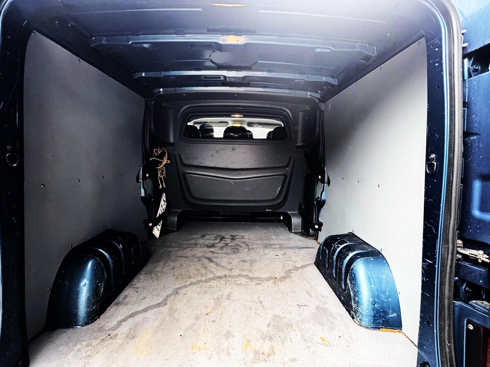 Foto van Opel Vivaro-b