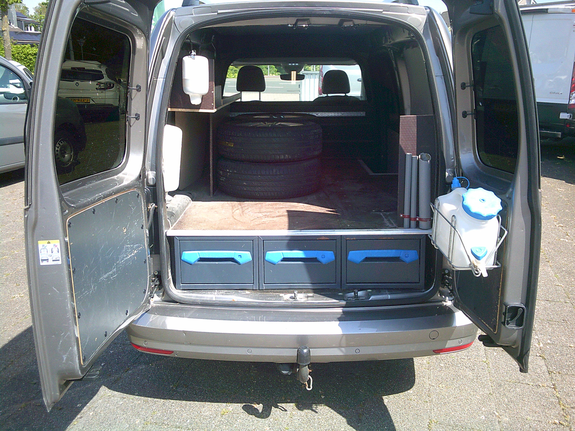 Foto van Volkswagen Caddy Modified Partition Wall