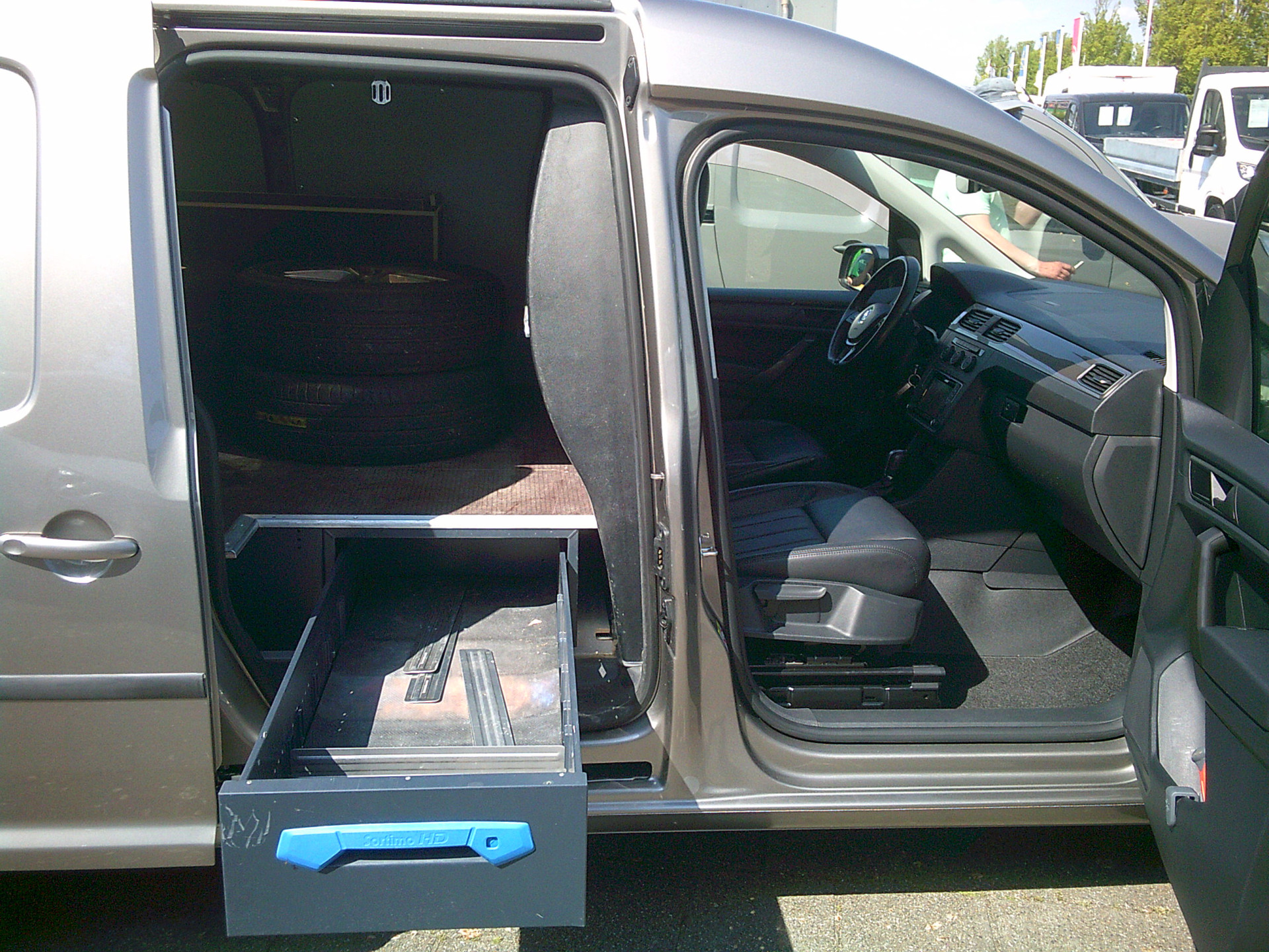Foto van Volkswagen Caddy Modified Partition Wall