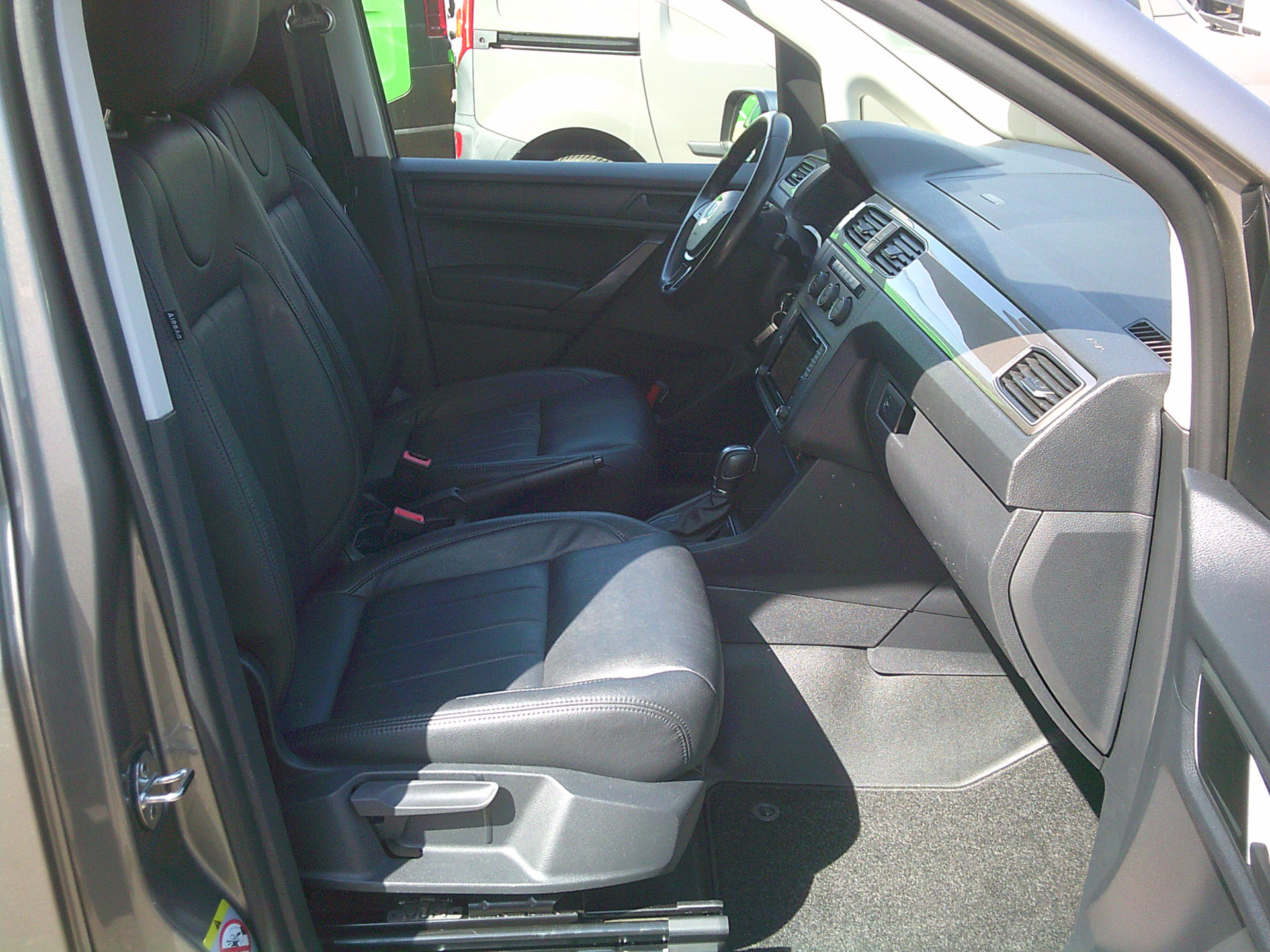 Foto van Volkswagen Caddy Modified Partition Wall