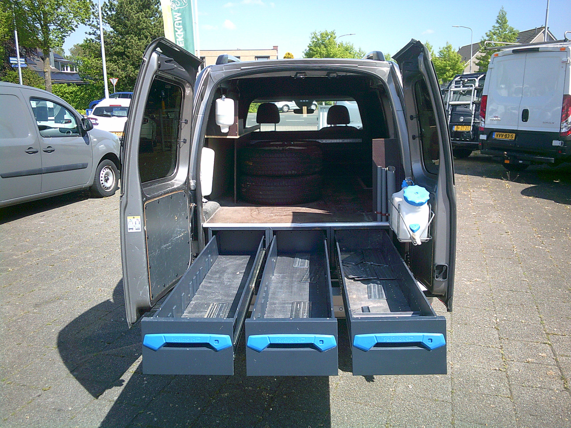 Foto van Volkswagen Caddy Modified Partition Wall