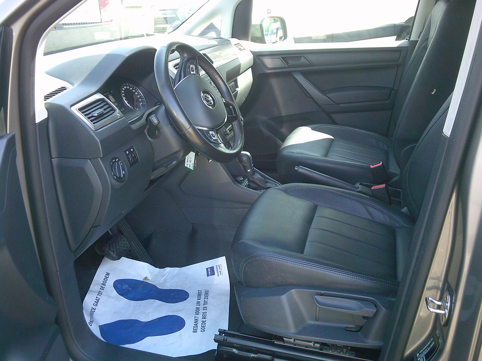 Foto van Volkswagen Caddy Modified Partition Wall