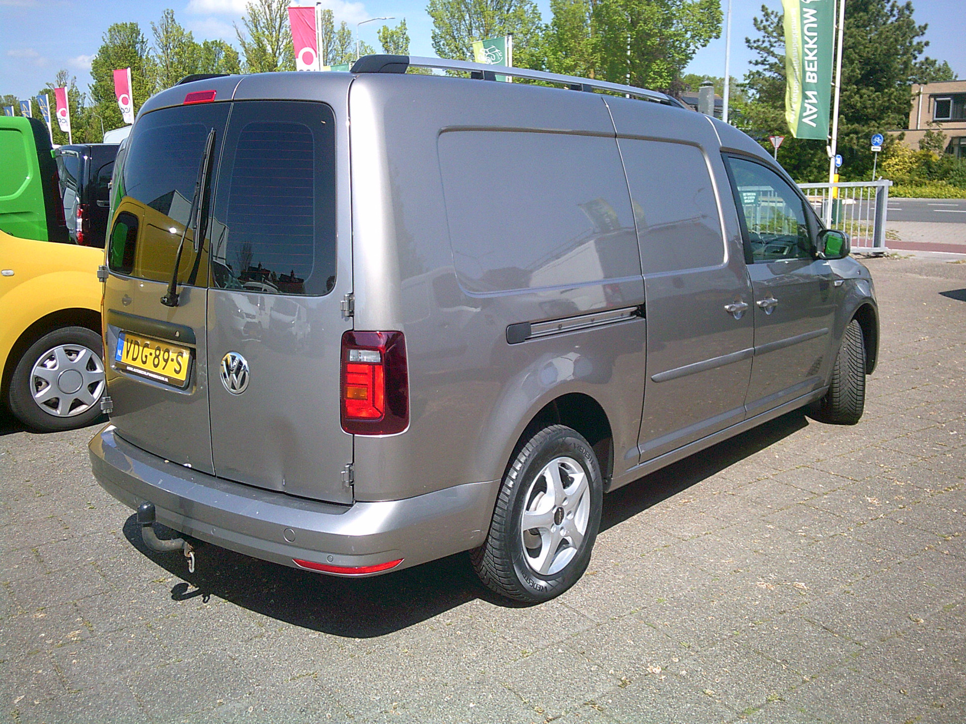 Foto van Volkswagen Caddy Modified Partition Wall