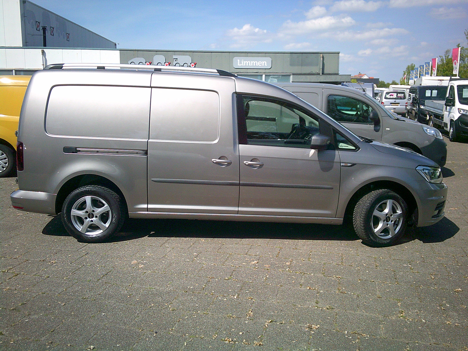 Foto van Volkswagen Caddy Modified Partition Wall