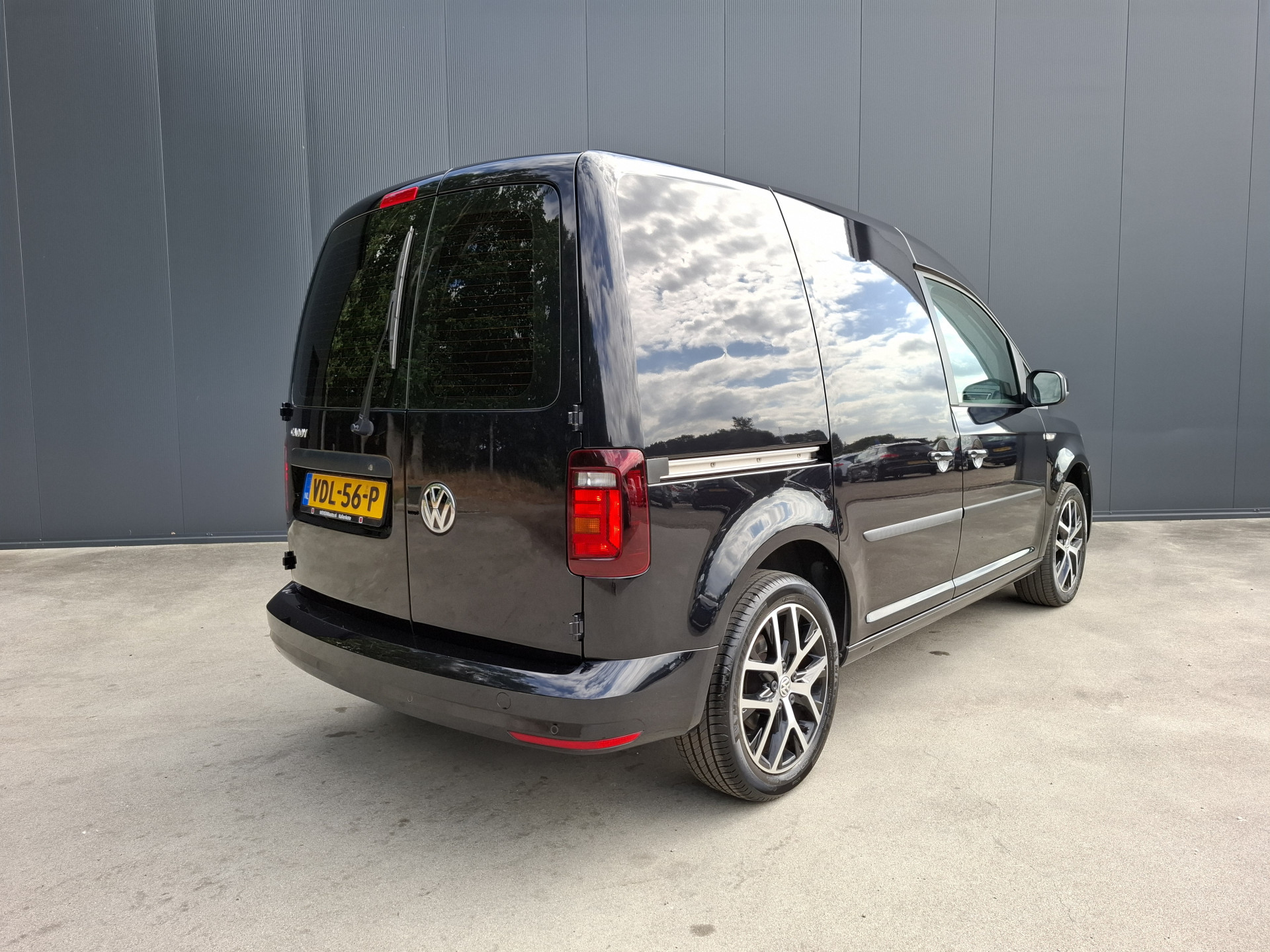 Foto van Volkswagen Caddy Modified Partition Wall