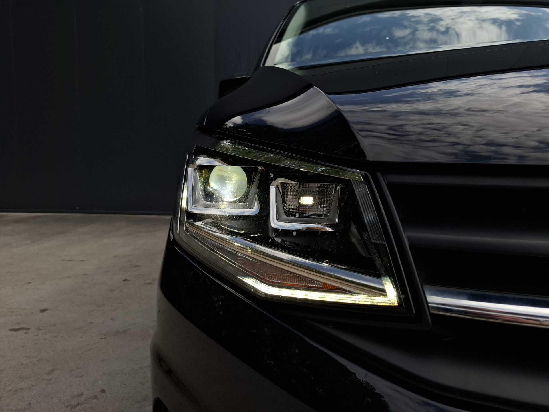 Foto van Volkswagen Caddy Modified Partition Wall