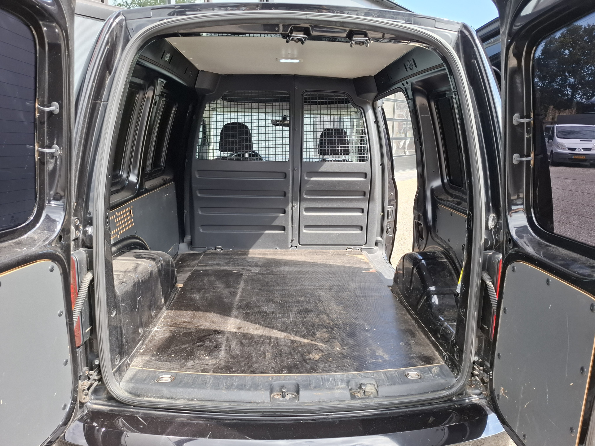 Foto van Volkswagen Caddy Modified Partition Wall