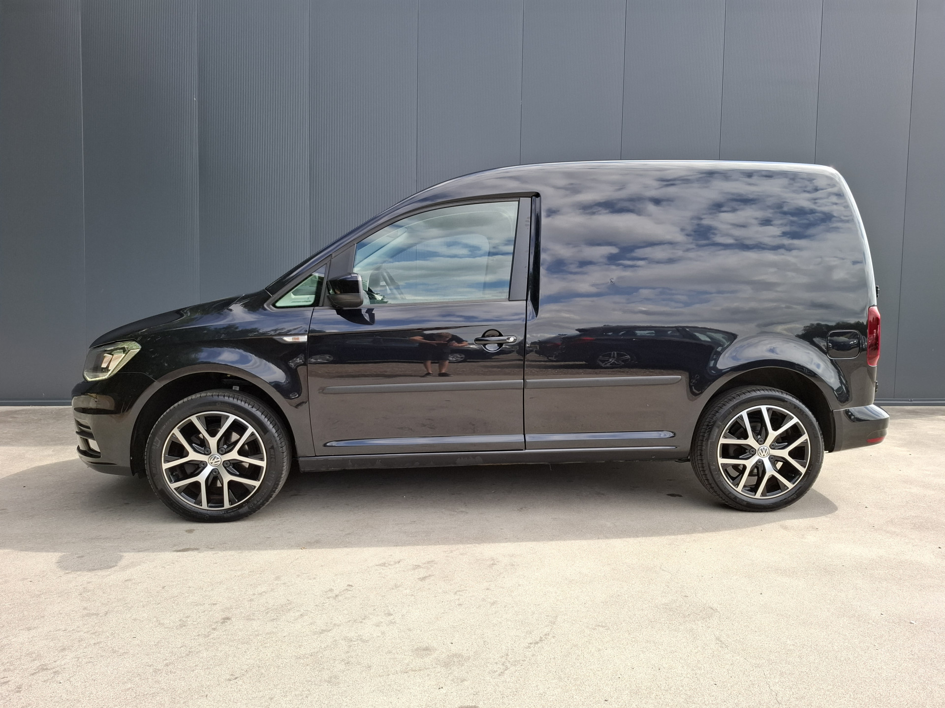 Foto van Volkswagen Caddy Modified Partition Wall