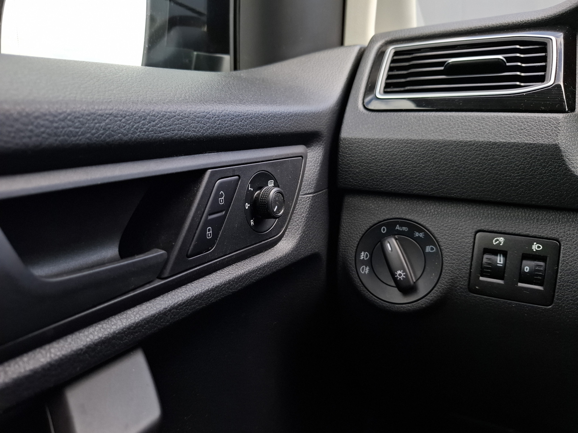 Foto van Volkswagen Caddy Modified Partition Wall