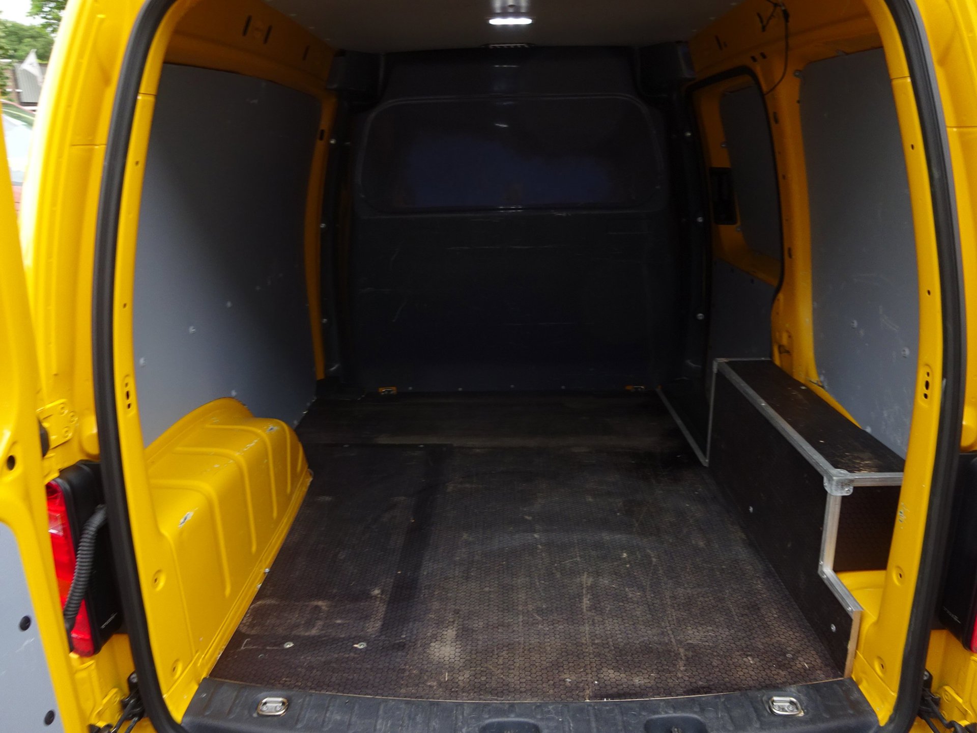 Foto van Volkswagen Caddy Modified Partition Wall