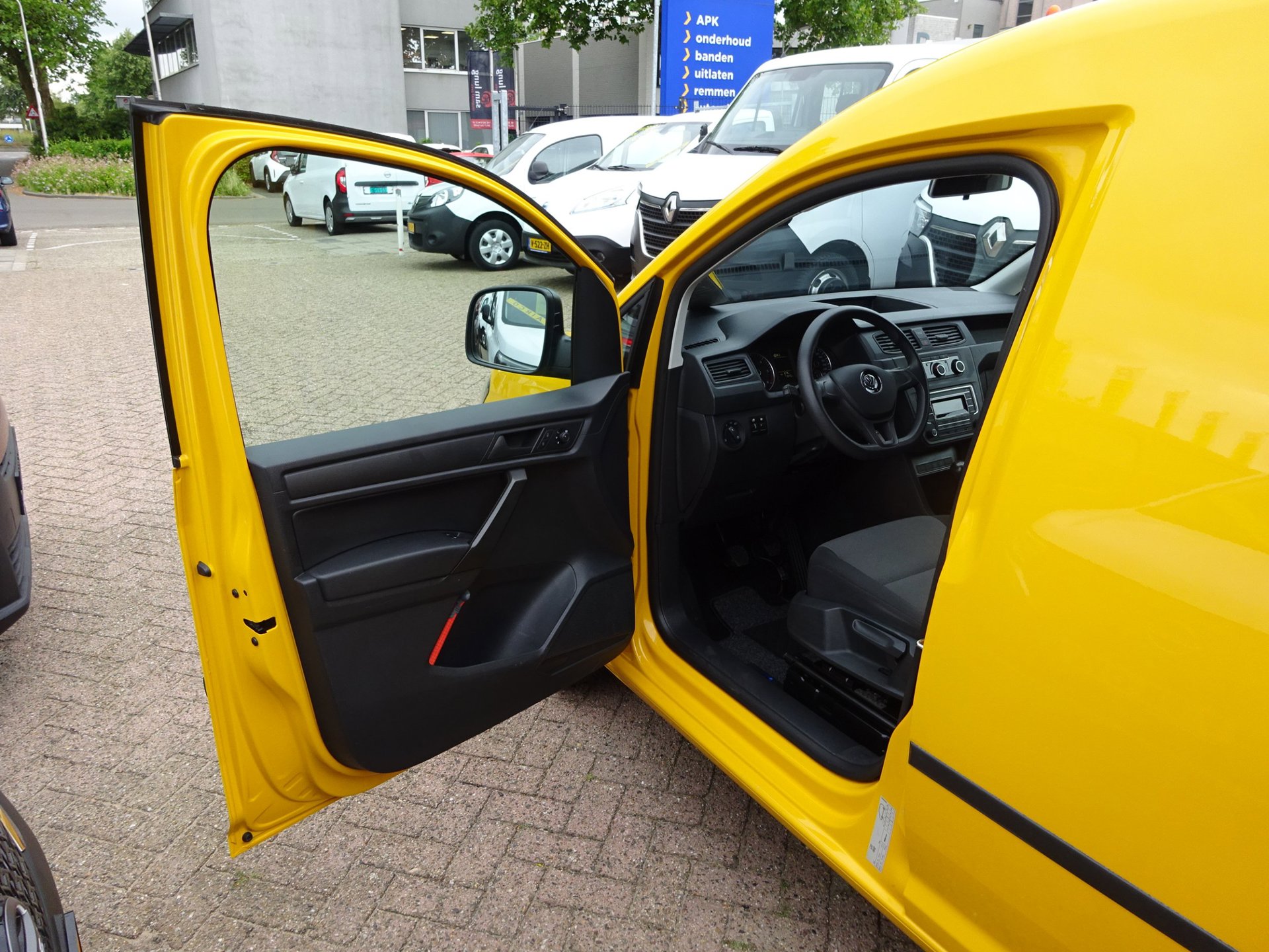 Foto van Volkswagen Caddy Modified Partition Wall