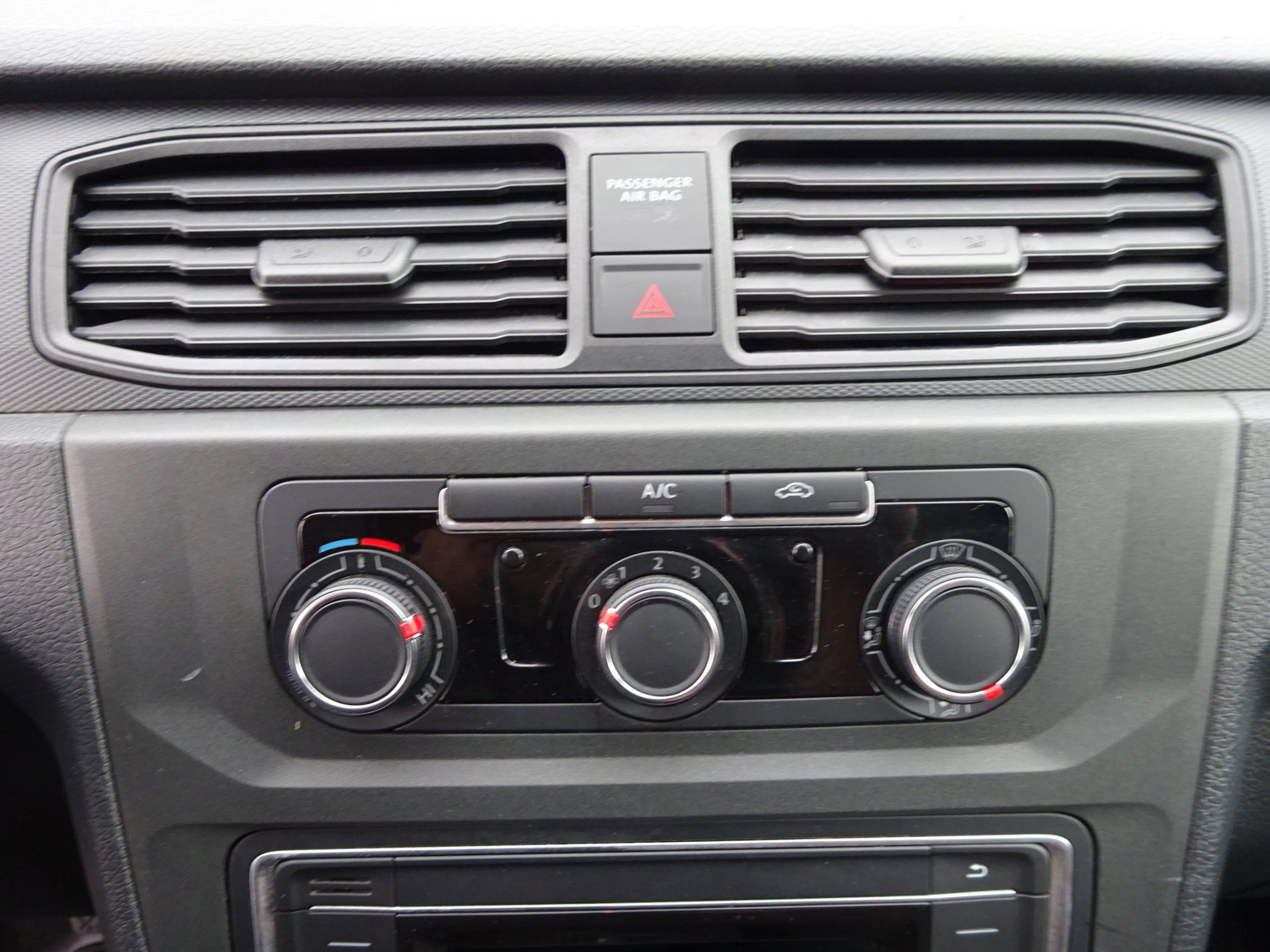 Foto van Volkswagen Caddy Modified Partition Wall