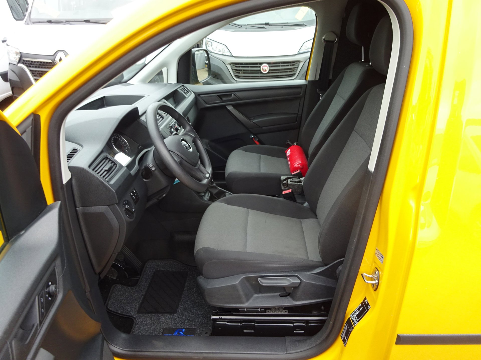 Foto van Volkswagen Caddy Modified Partition Wall