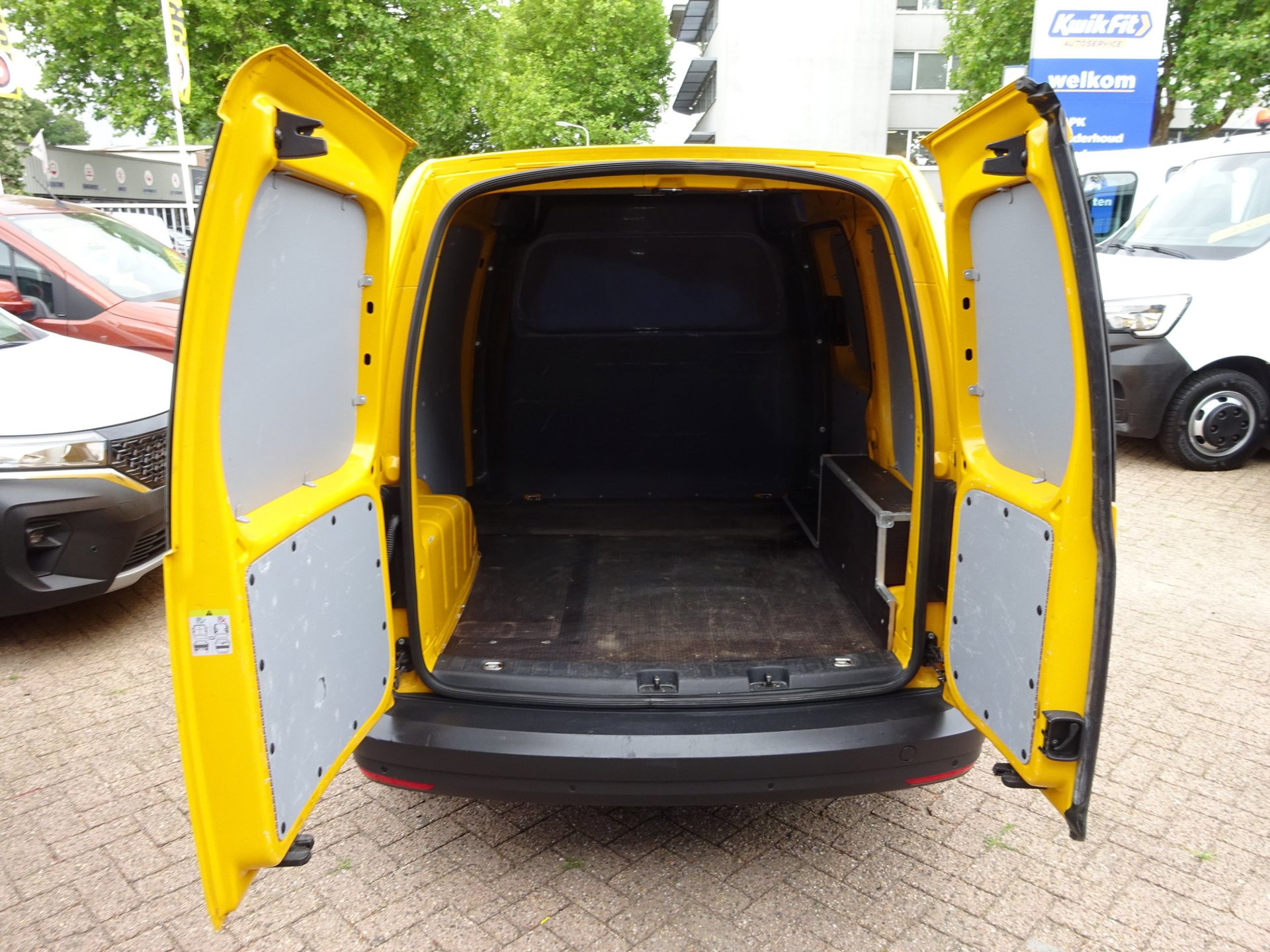 Foto van Volkswagen Caddy Modified Partition Wall
