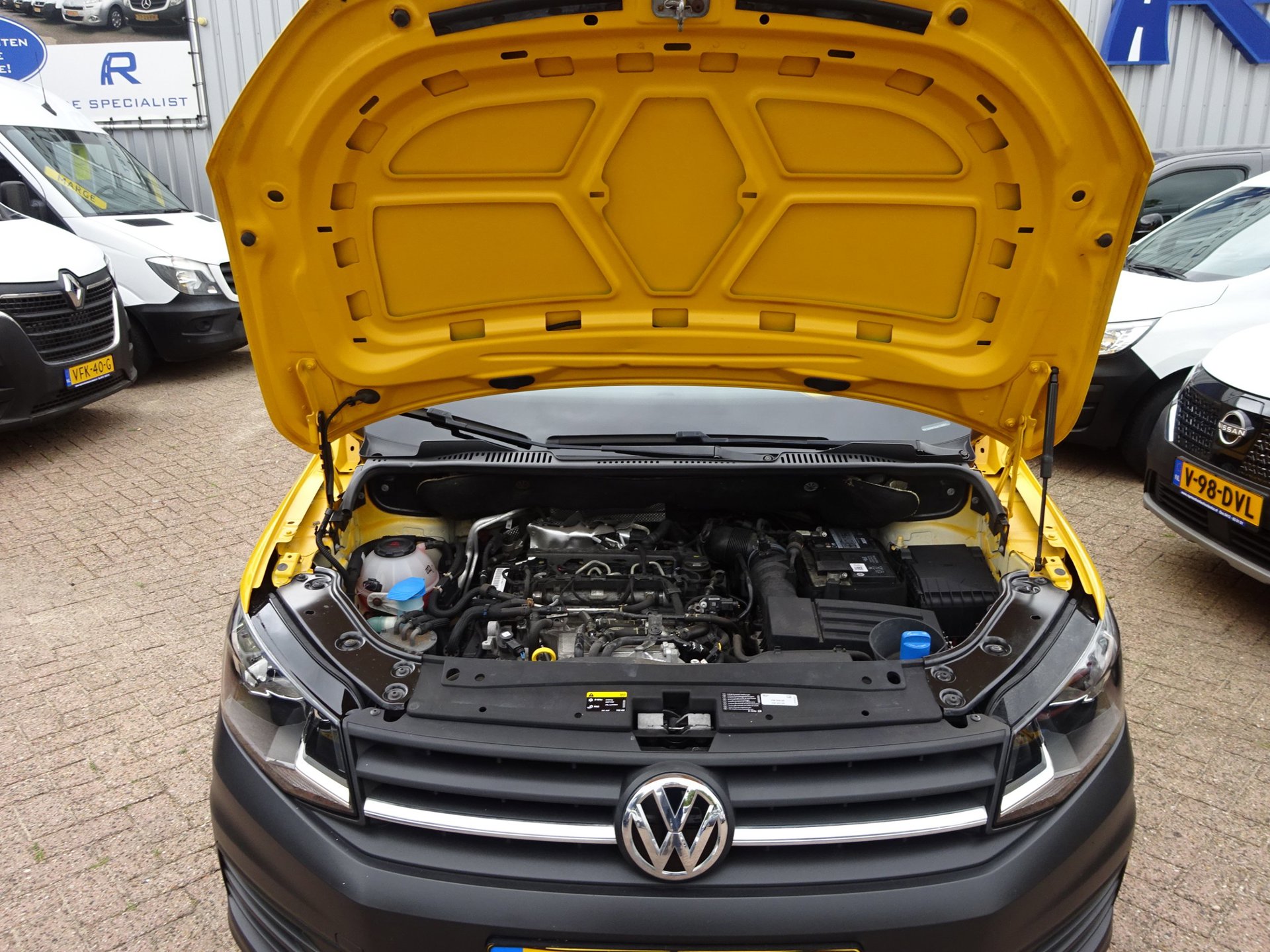 Foto van Volkswagen Caddy Modified Partition Wall
