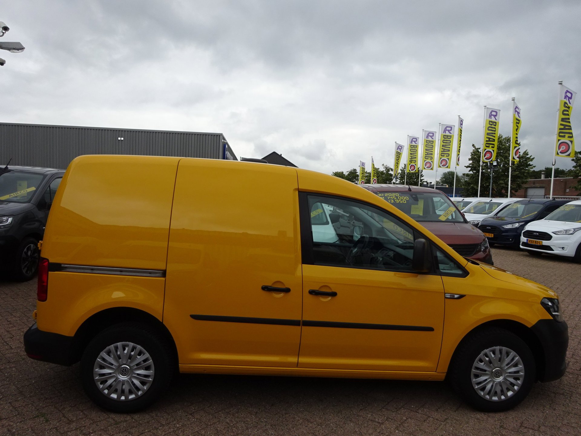 Foto van Volkswagen Caddy Modified Partition Wall