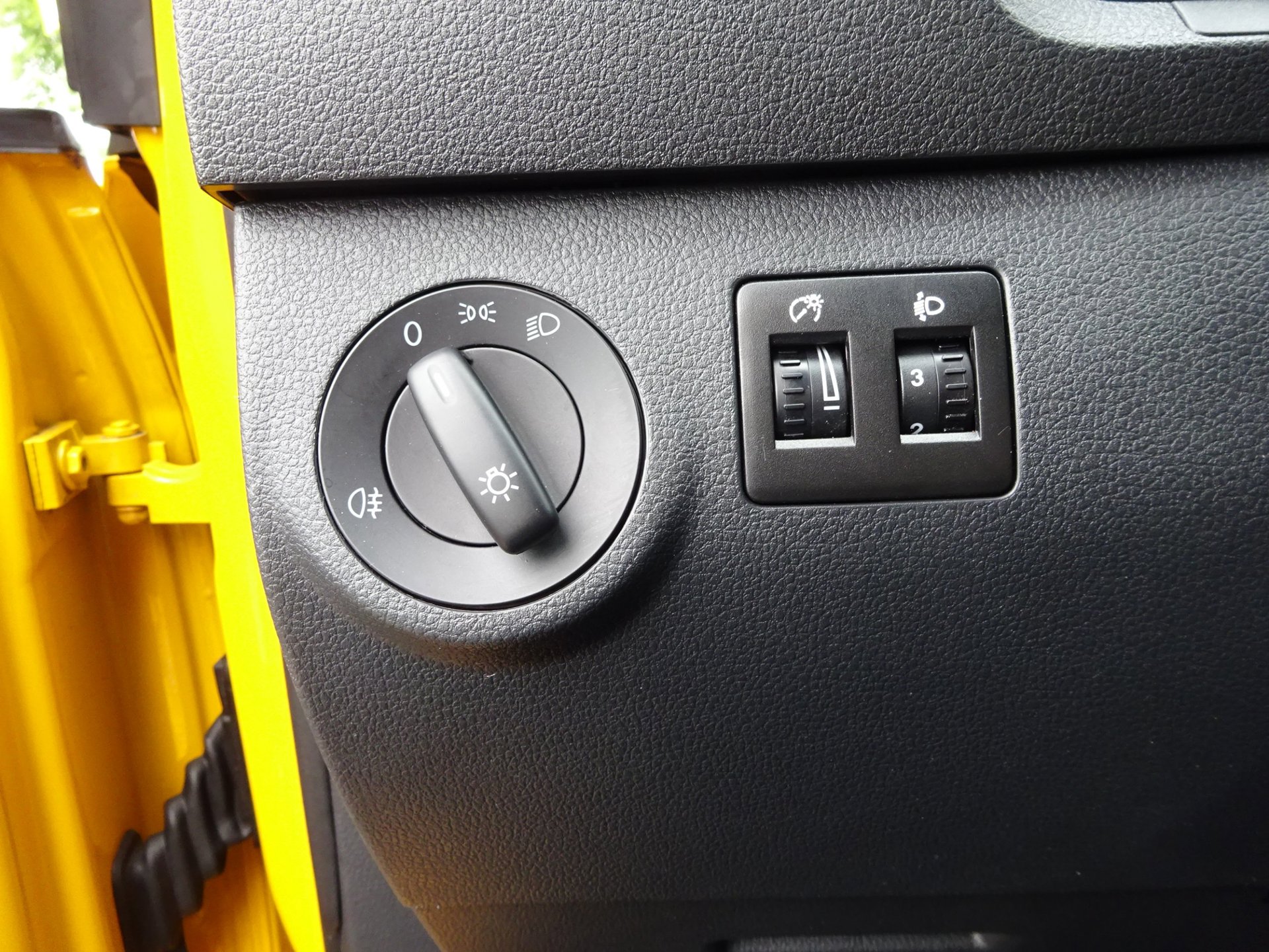 Foto van Volkswagen Caddy Modified Partition Wall