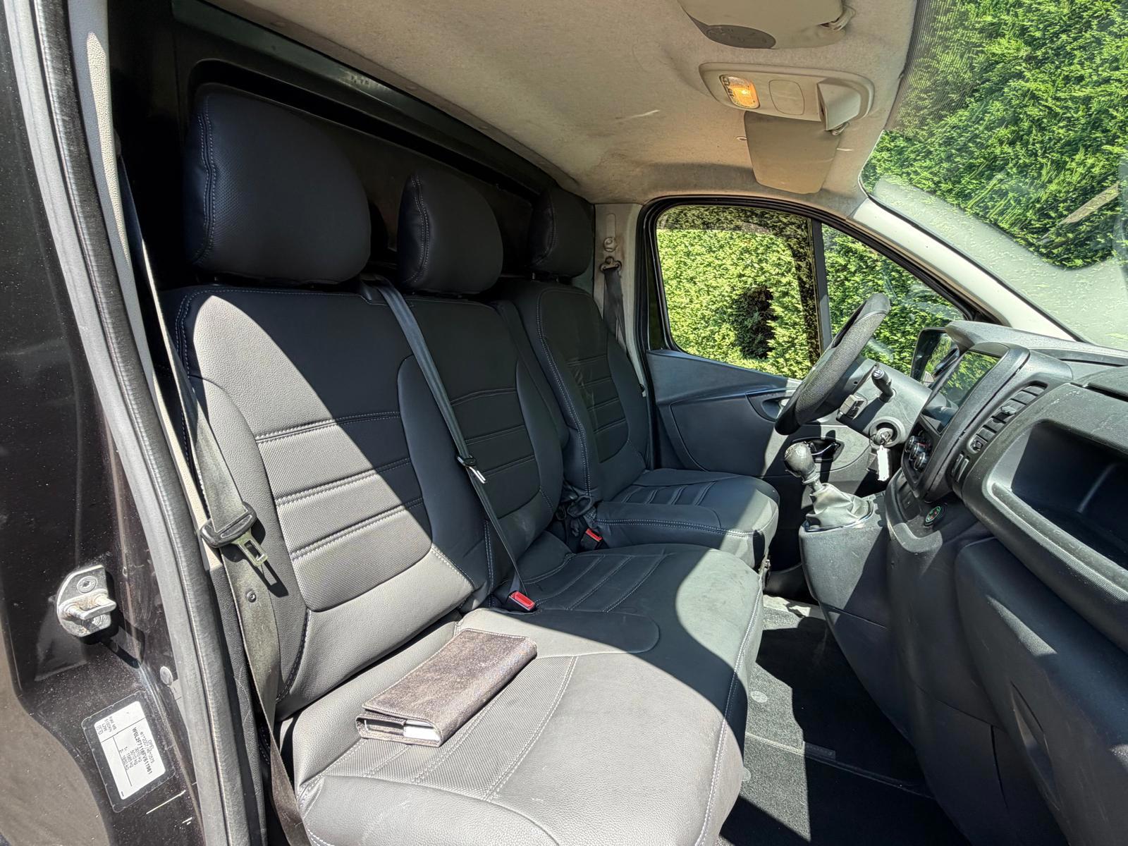 Foto van Opel Vivaro-b