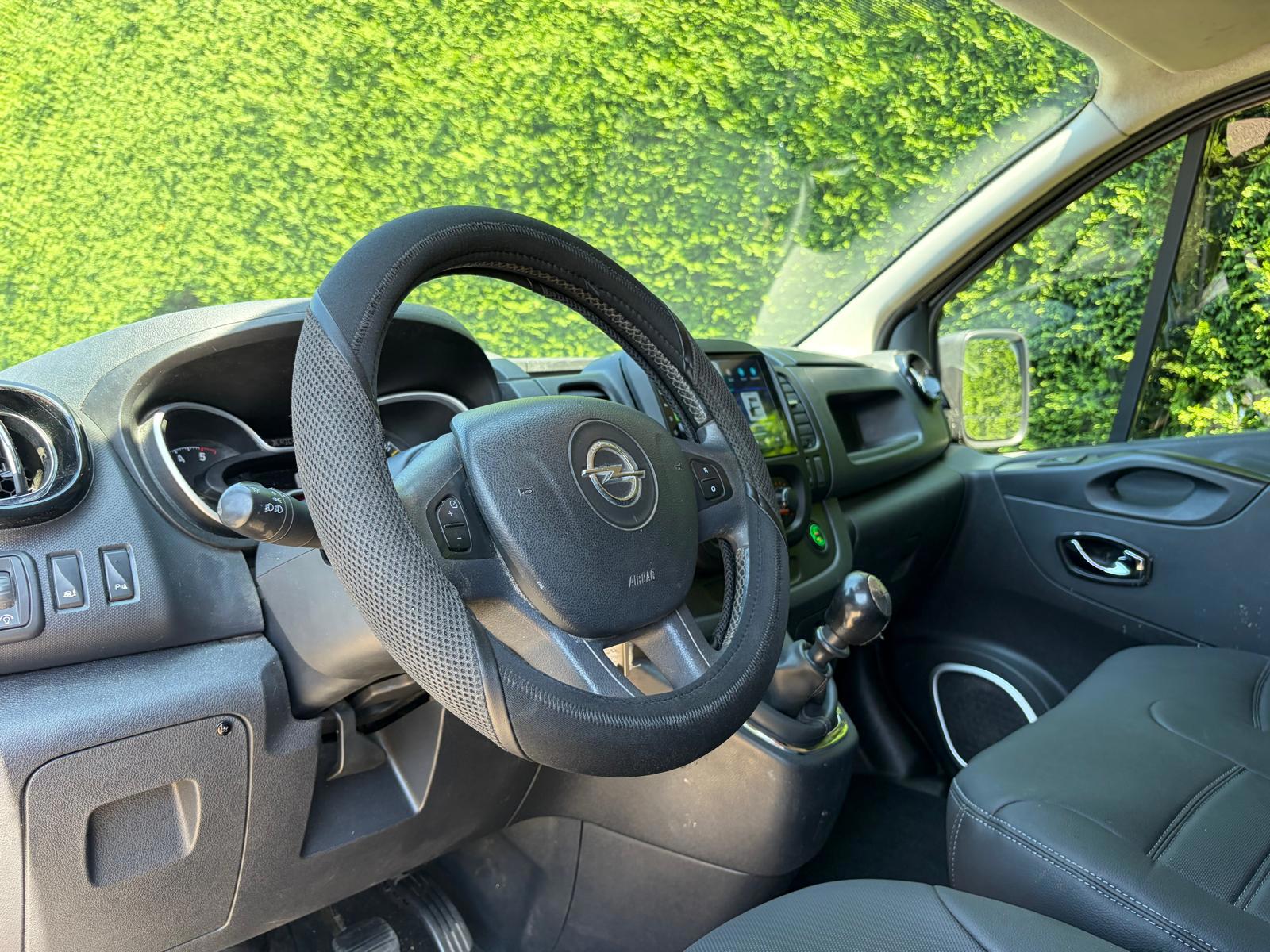 Foto van Opel Vivaro-b