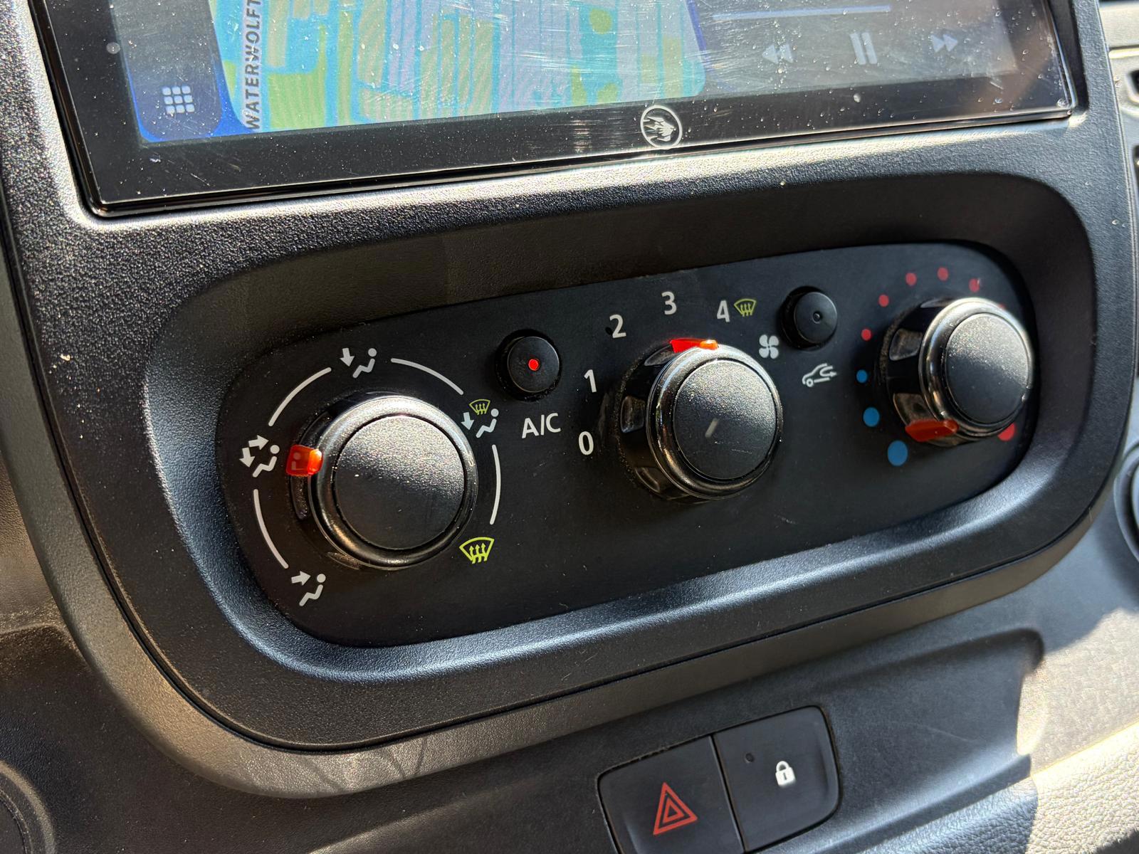 Foto van Opel Vivaro-b