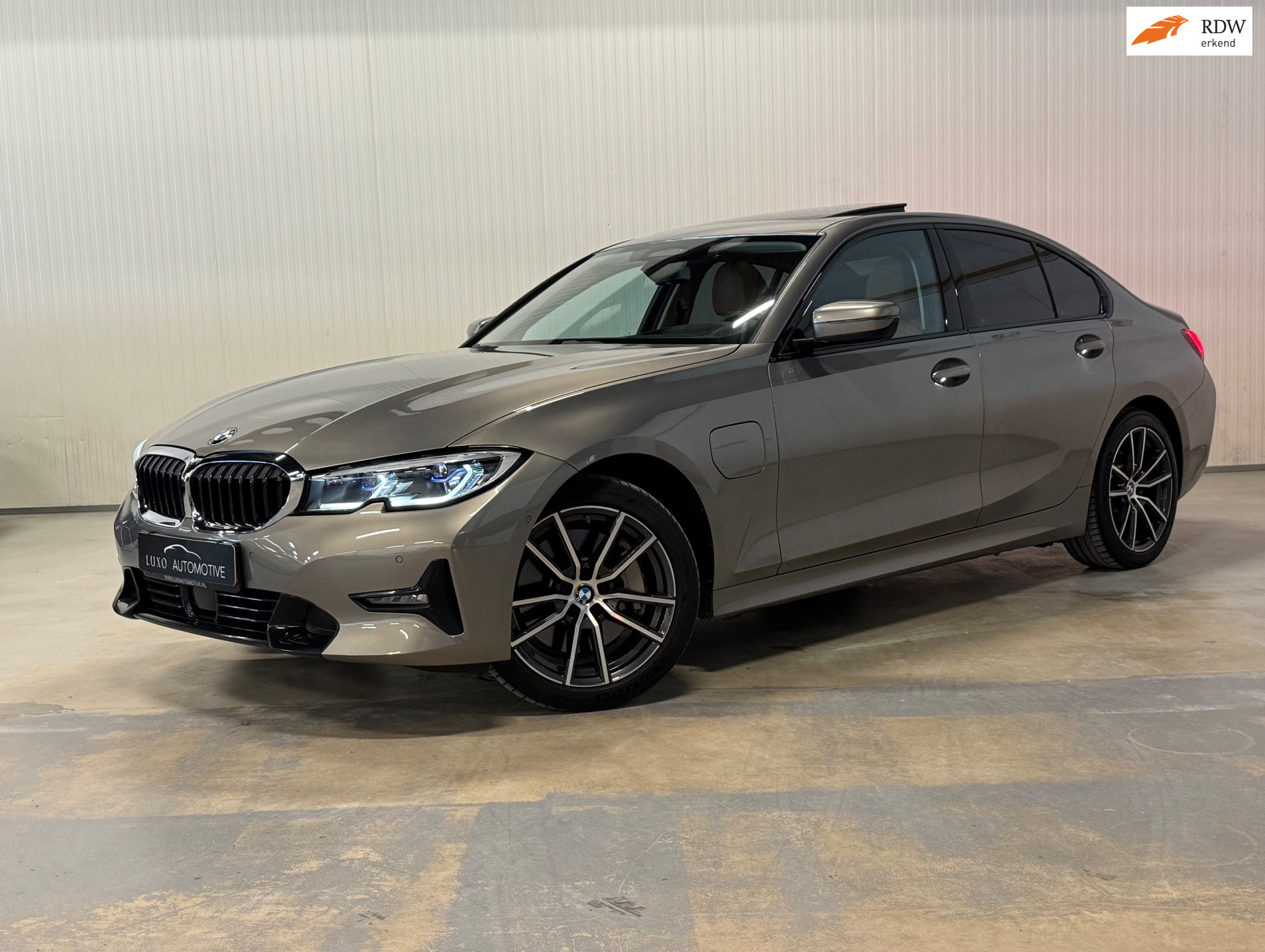 BMW 330e 330e High Executive | M-SPORT | SCHUIF/KANTEL | ACC | HUD | TREKHAAK 2019 - voorkant
