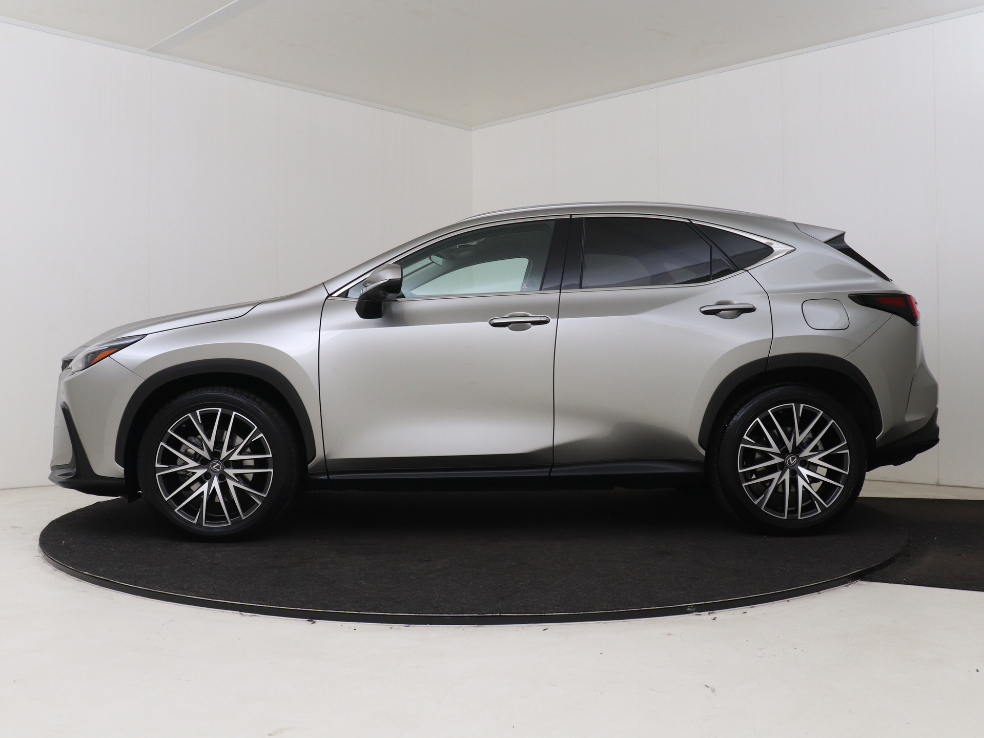 Foto van Lexus Lexus Nx450h+