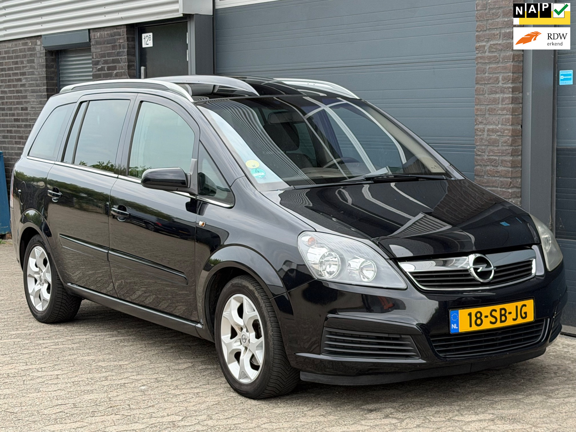 Opel Zafira 1.8 Cosmo PANO TREKHAAK Nw APK AIRCO 7PERSOONS 2005 - voorkant