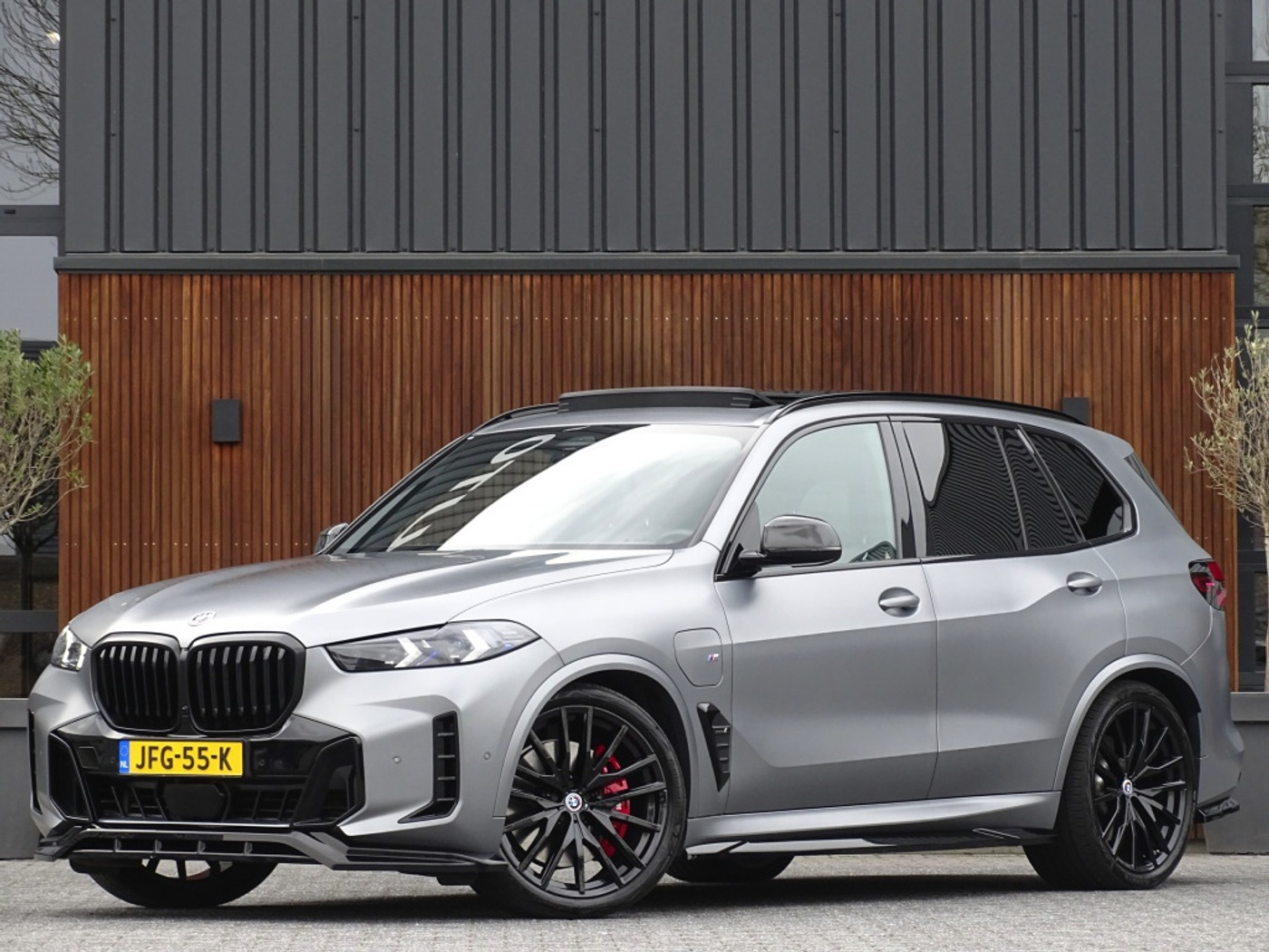 BMW X5 Xdrive50e 50e 490PK X-Drive M- Individual / Frozen Grey / Carbon 2023 - voorkant