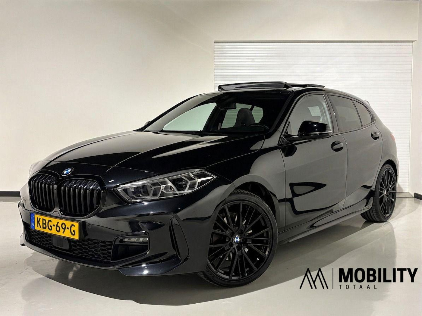 BMW 118i 118i M Sport |PANODAK|KUIPSTOELEN|H&K|19''|ACC|HUD|CAM|SFEER|High Executive|LED|APPLE| 2024 - voorkant