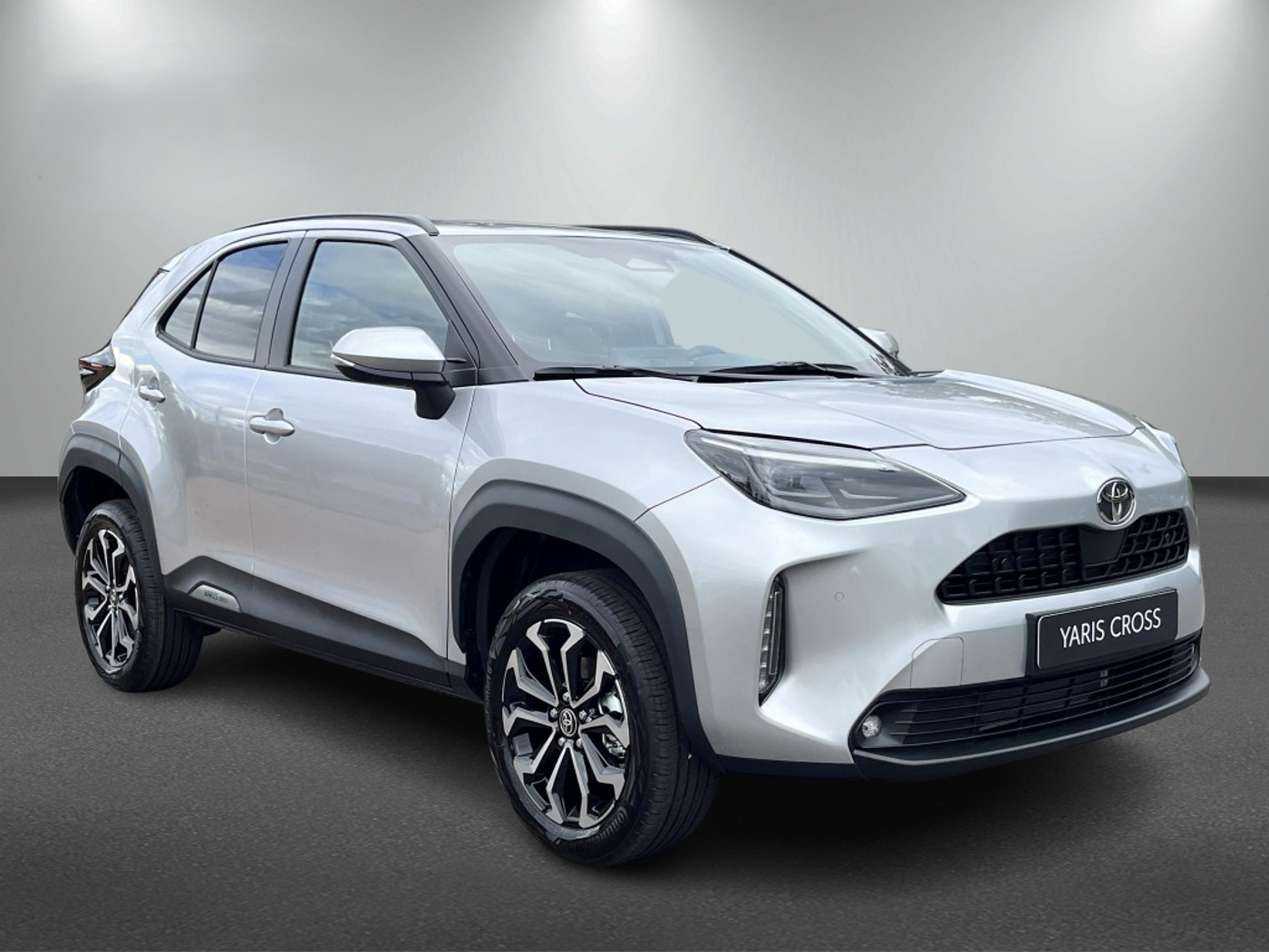 Toyota Toyota Yaris Cross 1.5 Hybride 130 pk Black Edition, Safety + Winter pakket. 2026 - voorkant