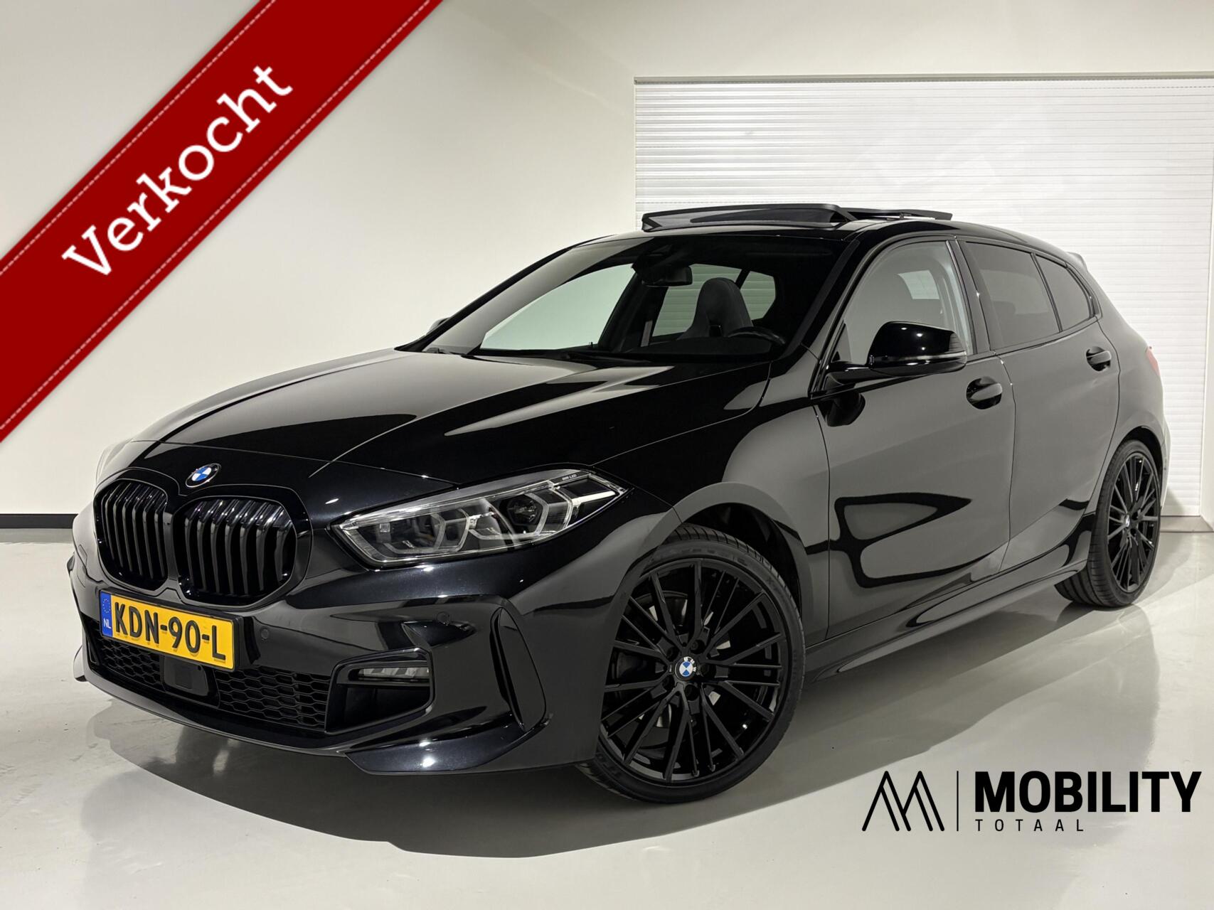 BMW 118i 118i M Sport |PANODAK|KUIPSTOELEN|H&K|19''|ACC|HUD|CAM|SFEER|High Executive|LED|APPLE| 2024 - voorkant