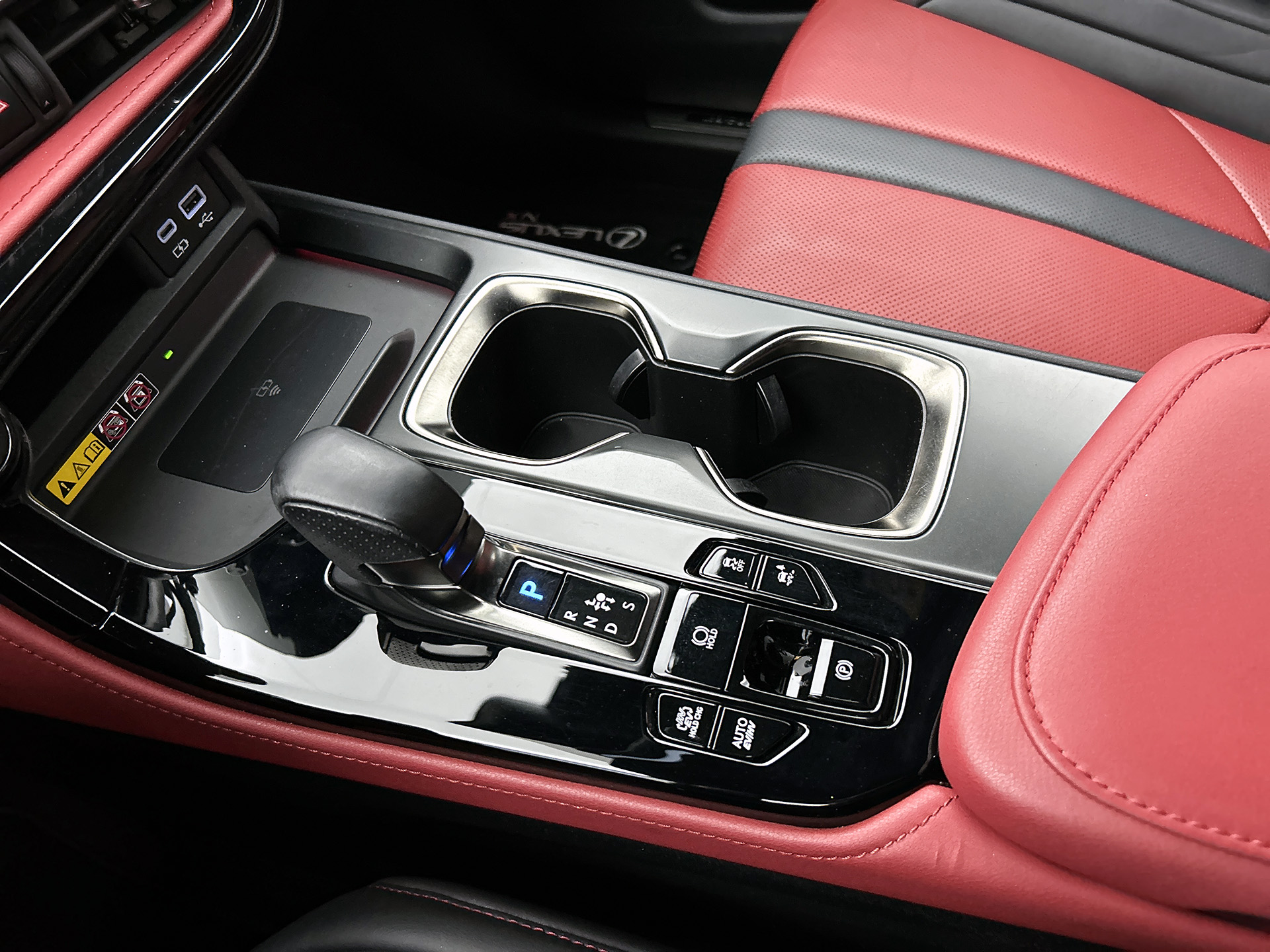 Foto van Lexus Lexus Nx450h+
