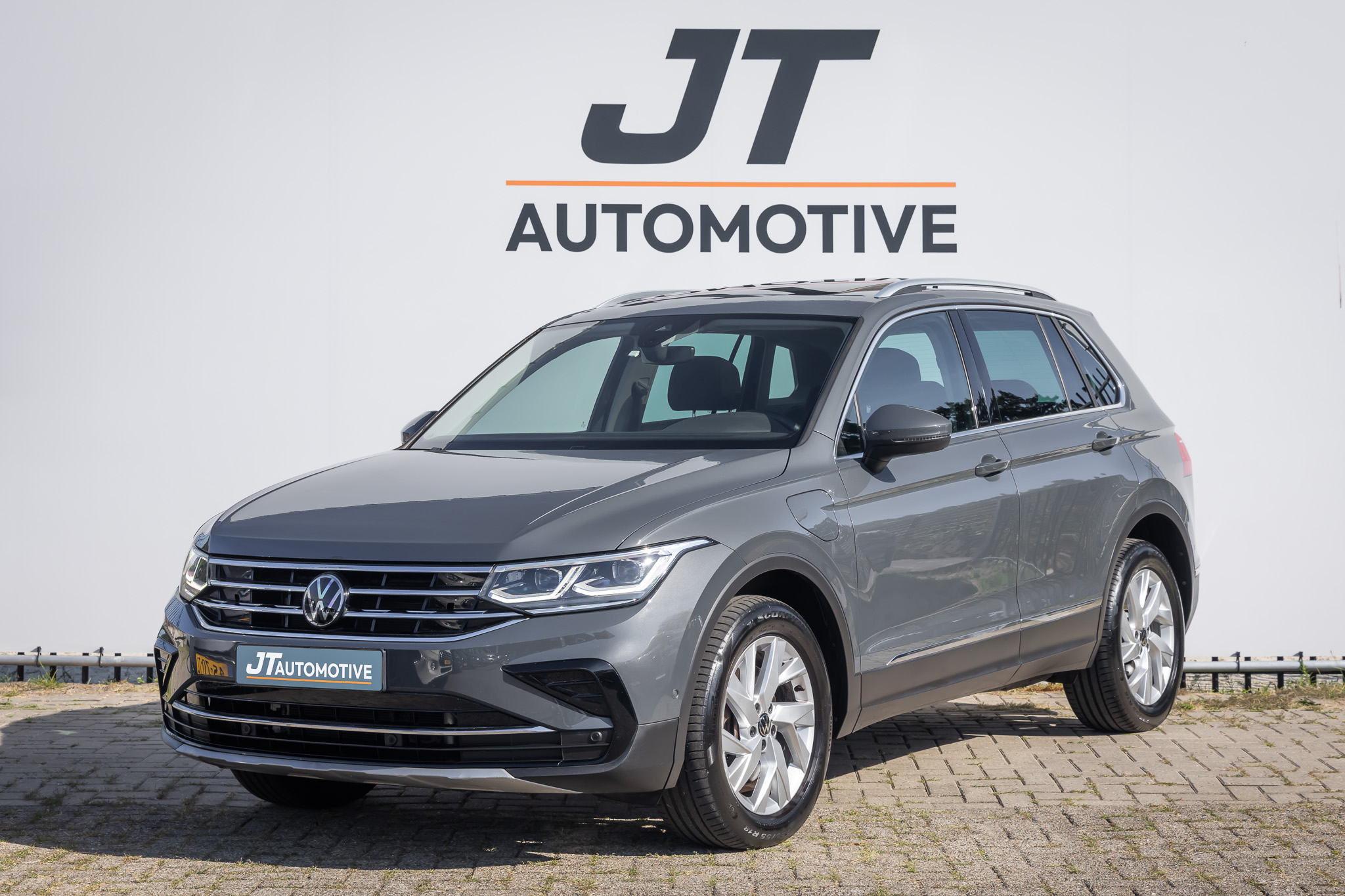 Volkswagen Tiguan 1.4 TSI Hyb Elegance panoramadak | adaptive cruise | Camera | Elektrische achterklep | Carplay | Dab | Dodehoekdetectie 2022 - voorkant